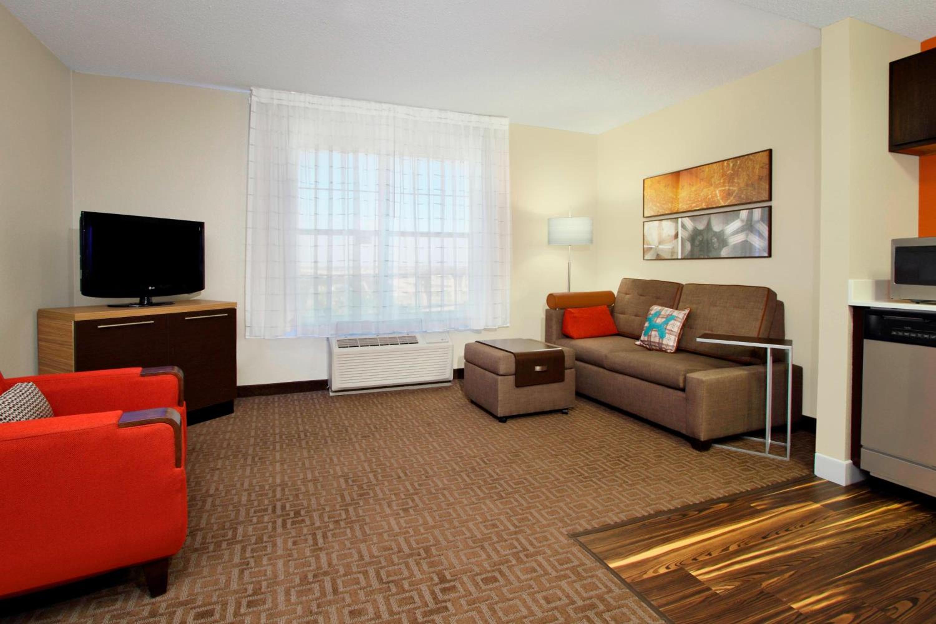 One-Bedroom Queen Suite