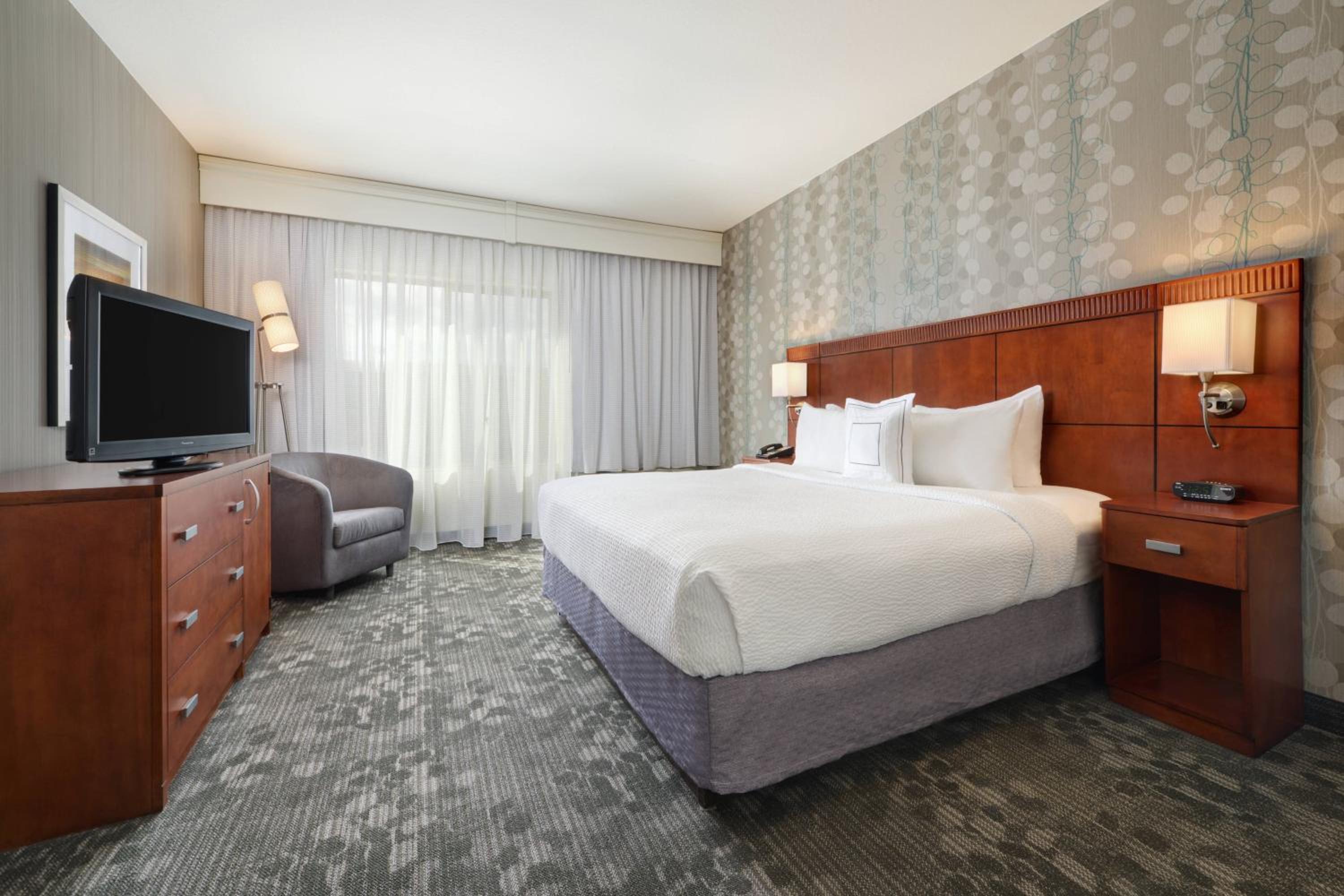 1 Bedroom Executive Suite, 1 King, Sofa bed - Photo 1