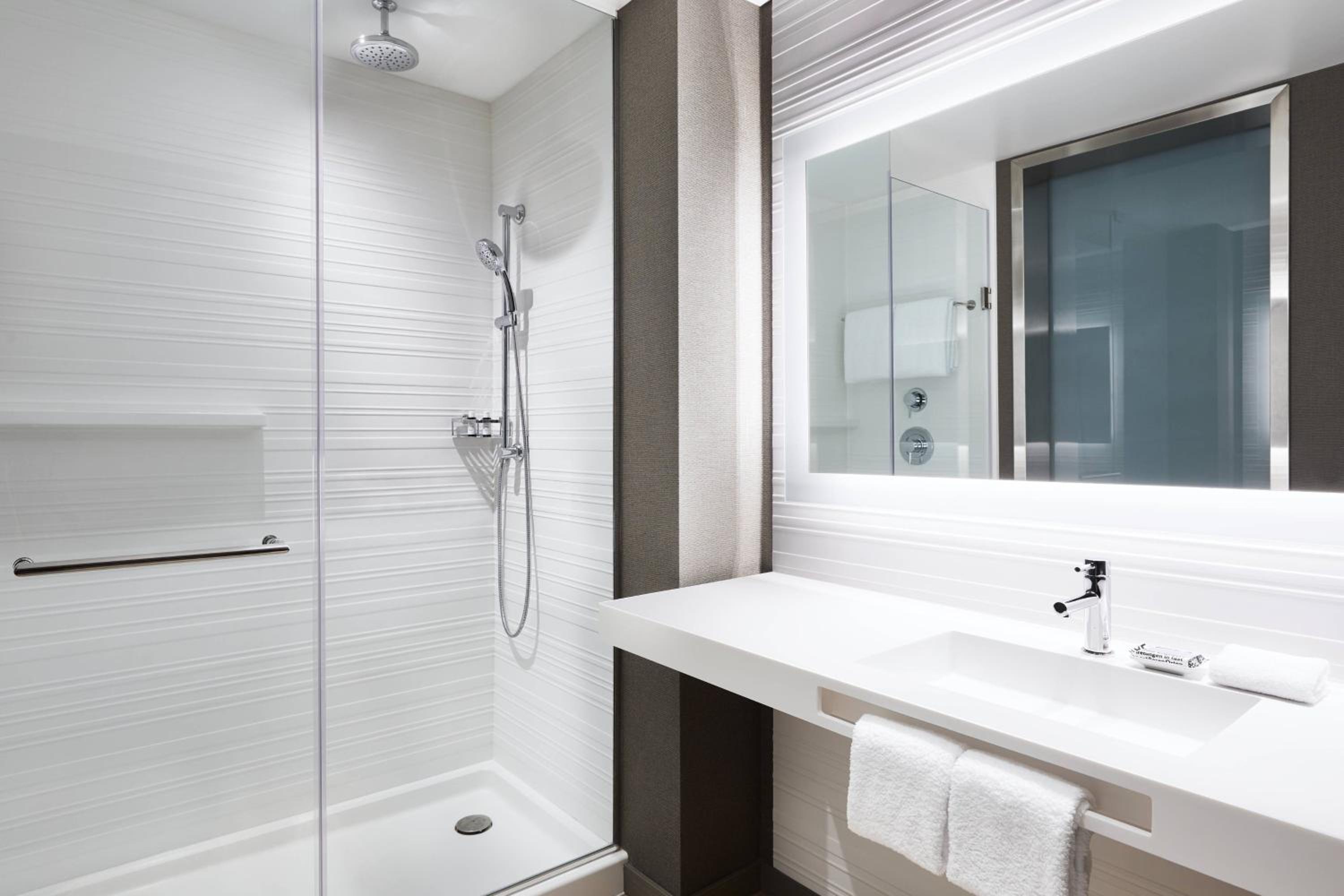 Queen Room with Two Queen Beds, City View and Roll-in Shower - Mobility Accessible photo 2