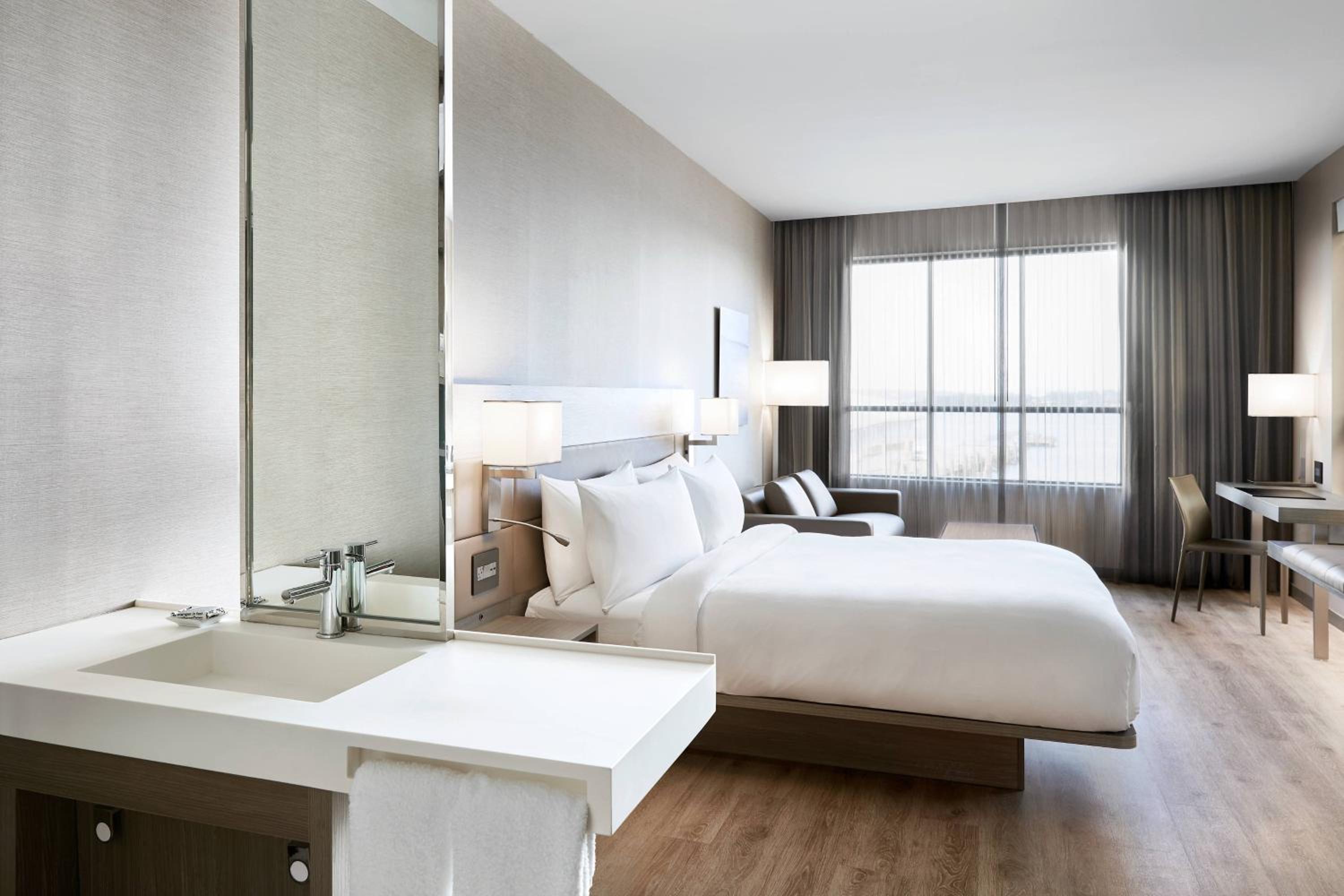 Corner King Room with Sofa Bed, City View
