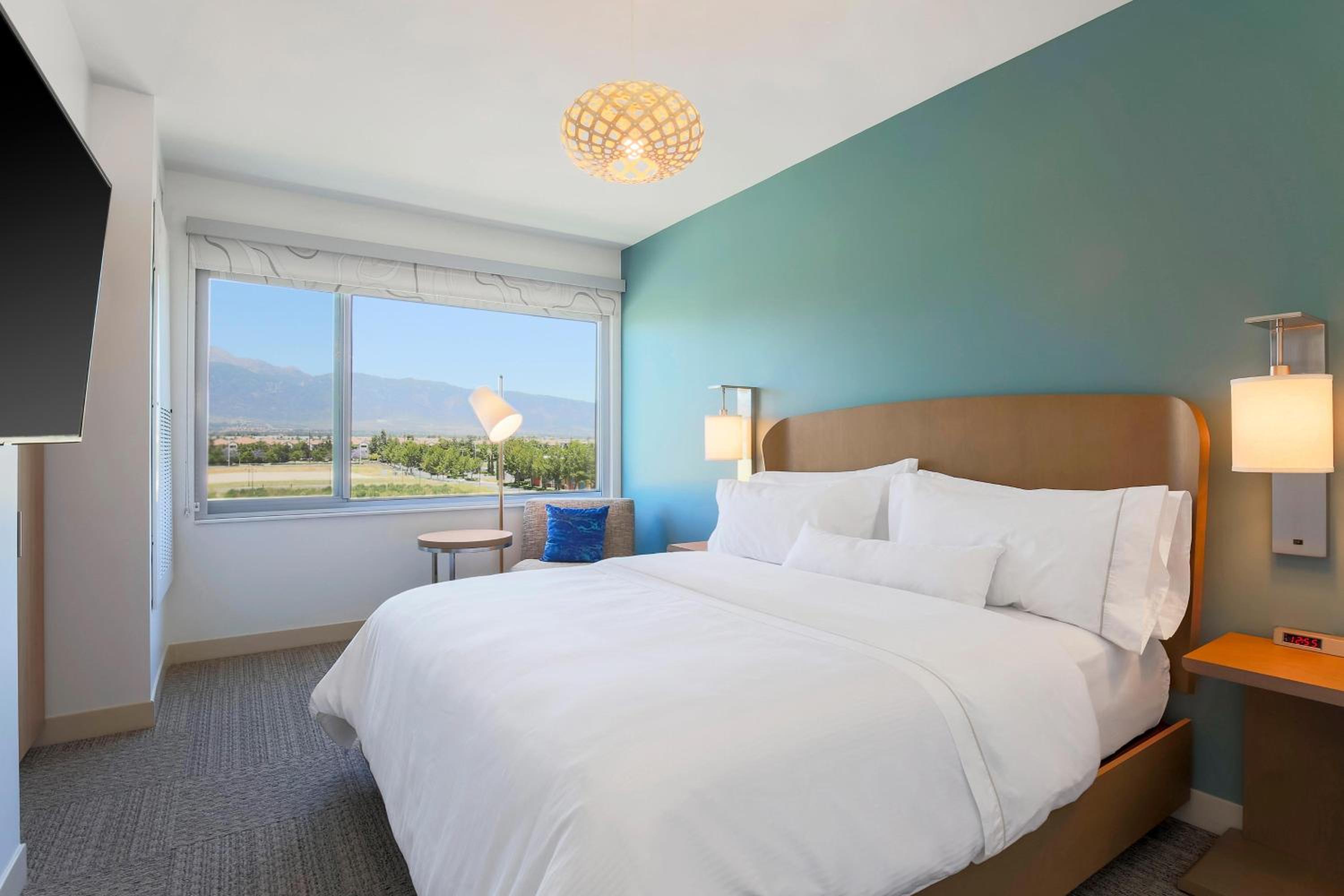 1 Bedroom Suite, 1 King, Sofa bed - Photo 1