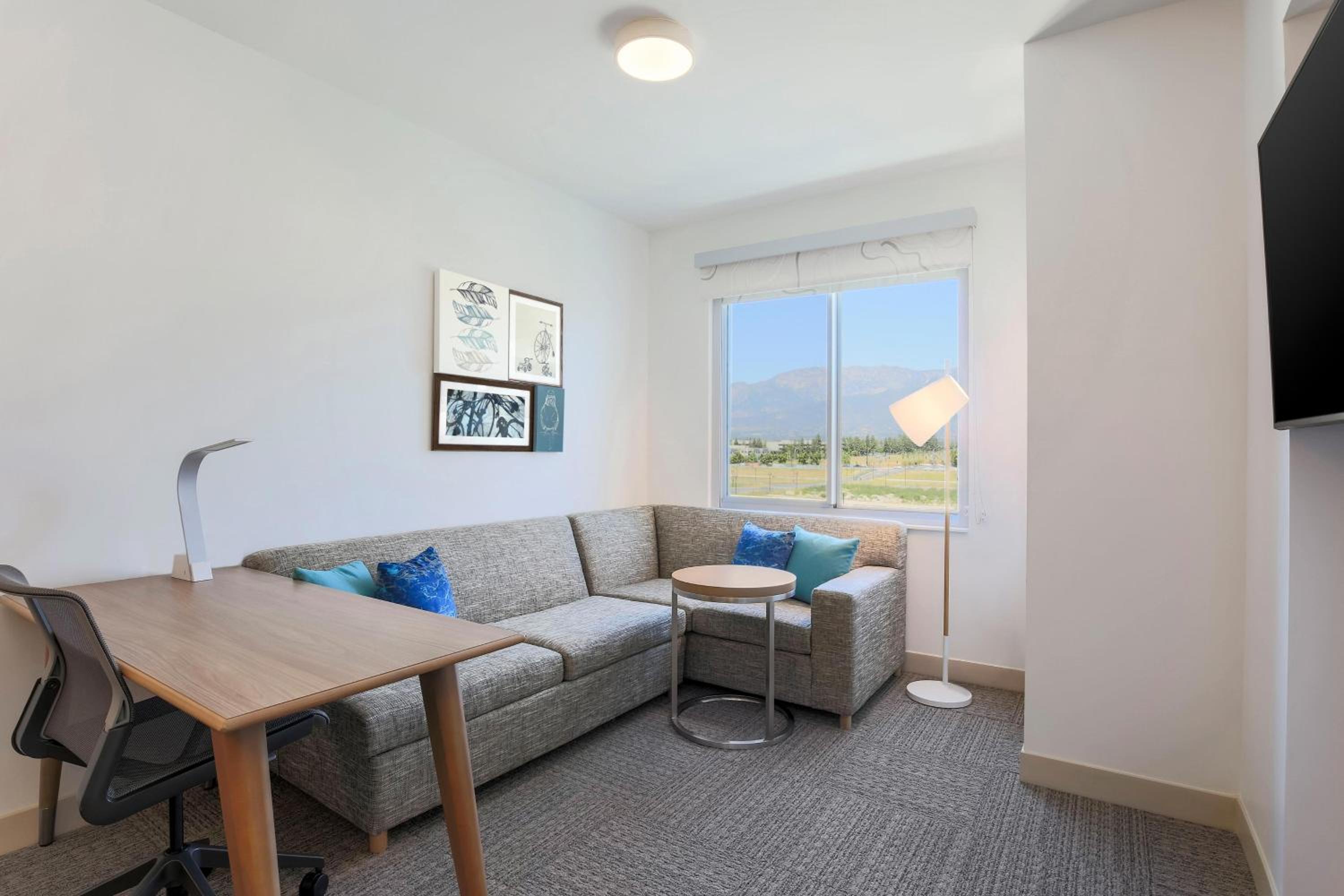 1 Bedroom Suite, 1 King, Sofa bed - Photo 2