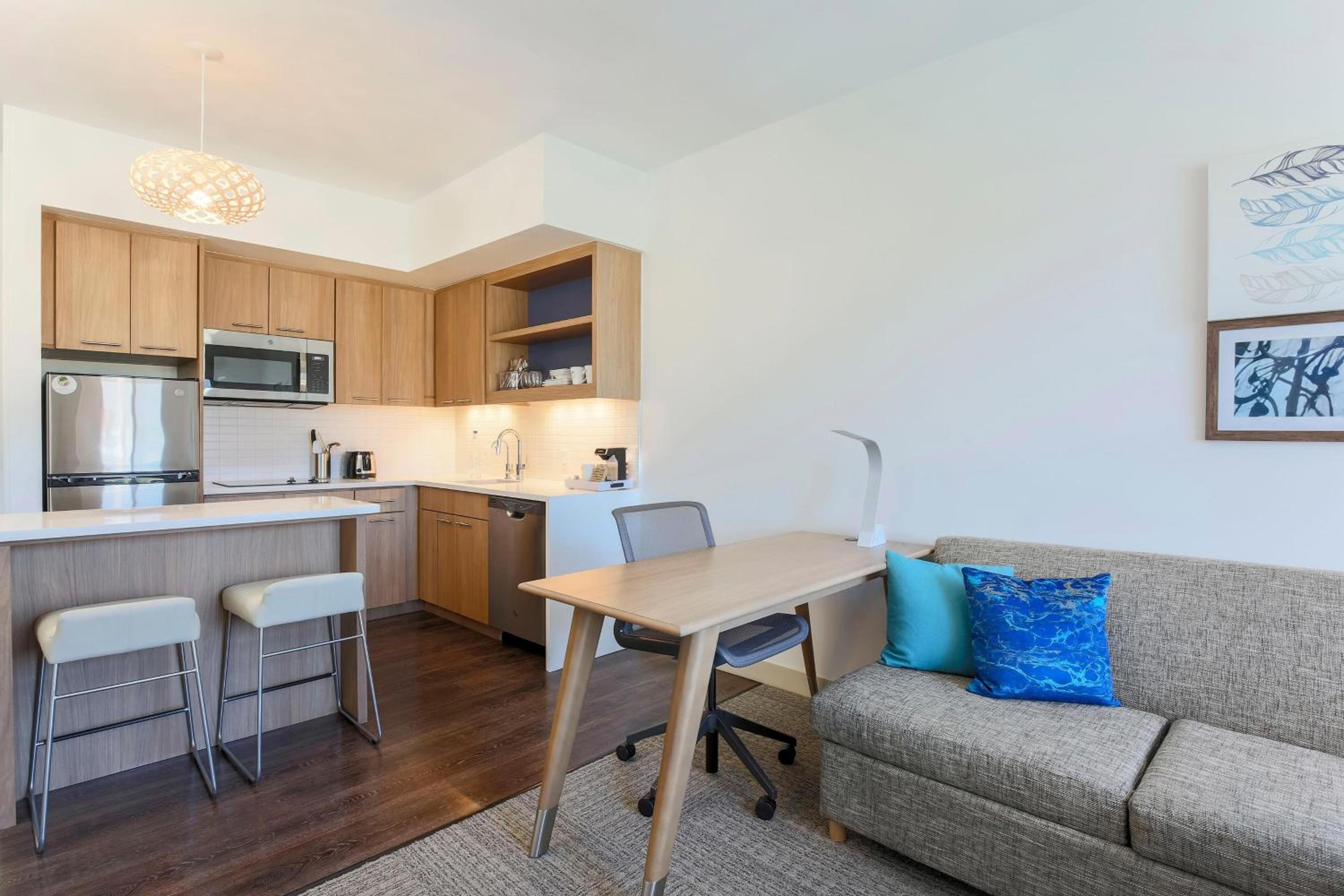 1 Bedroom Suite, 1 King, Sofa bed - Photo 5