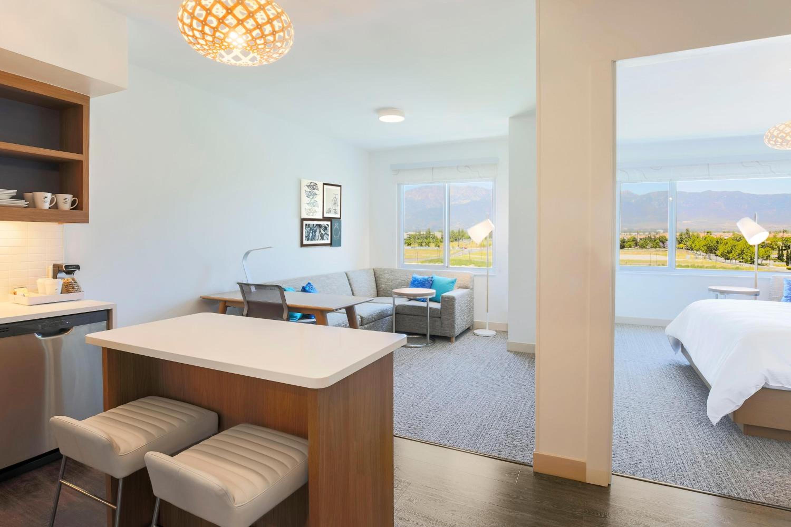 1 Bedroom Suite, 1 King, Sofa bed - Photo 6