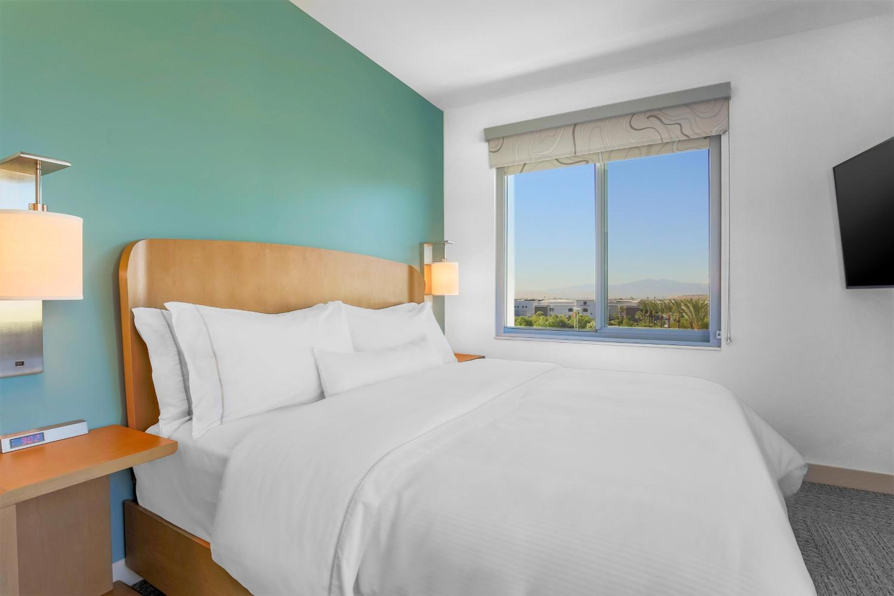 Guest Room, 1 King - Photo 1
