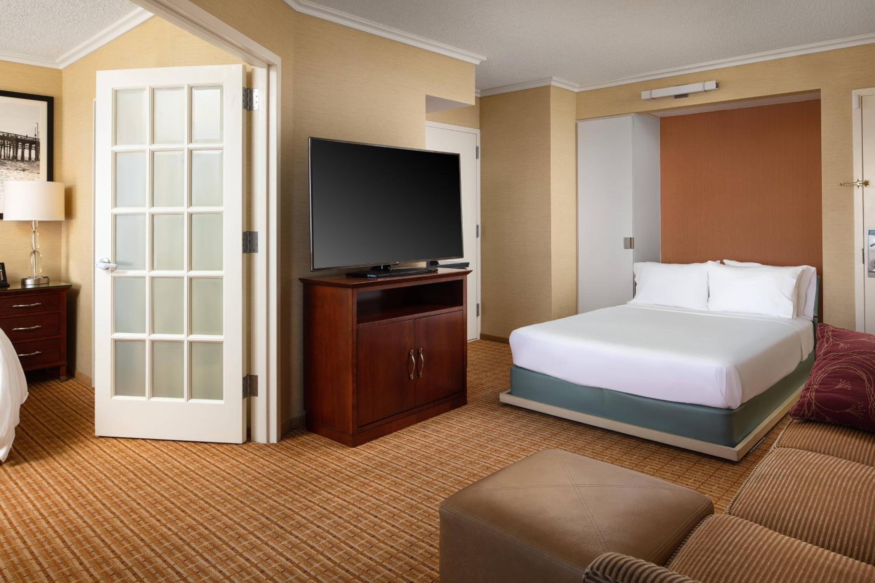 Family Suite, 1 Bedroom Suite, 1 King, Sofa bed, Balcony - Photo 2
