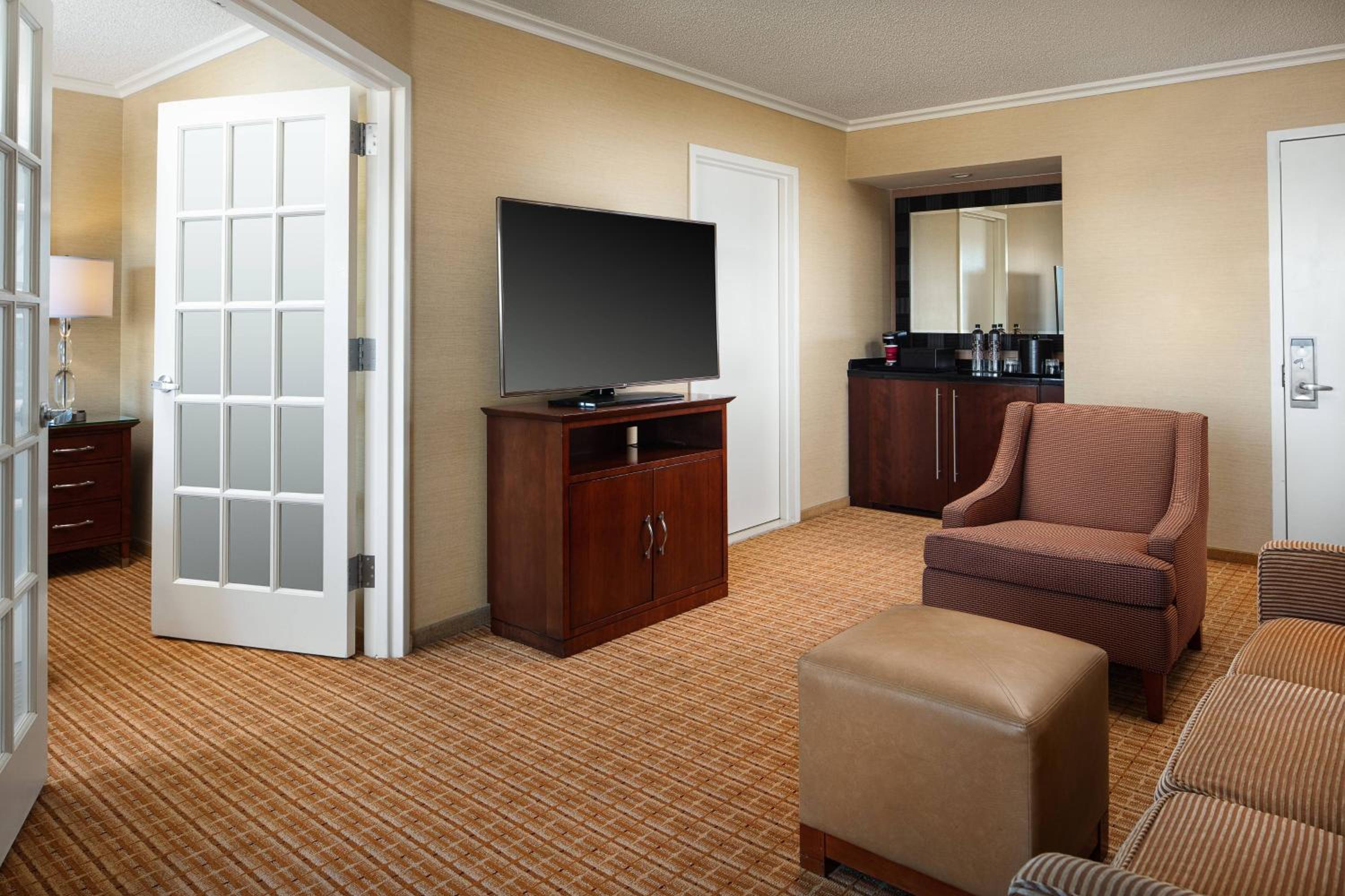 One-Bedroom King Suite with Sofa Bed and Balcony - Photo 2