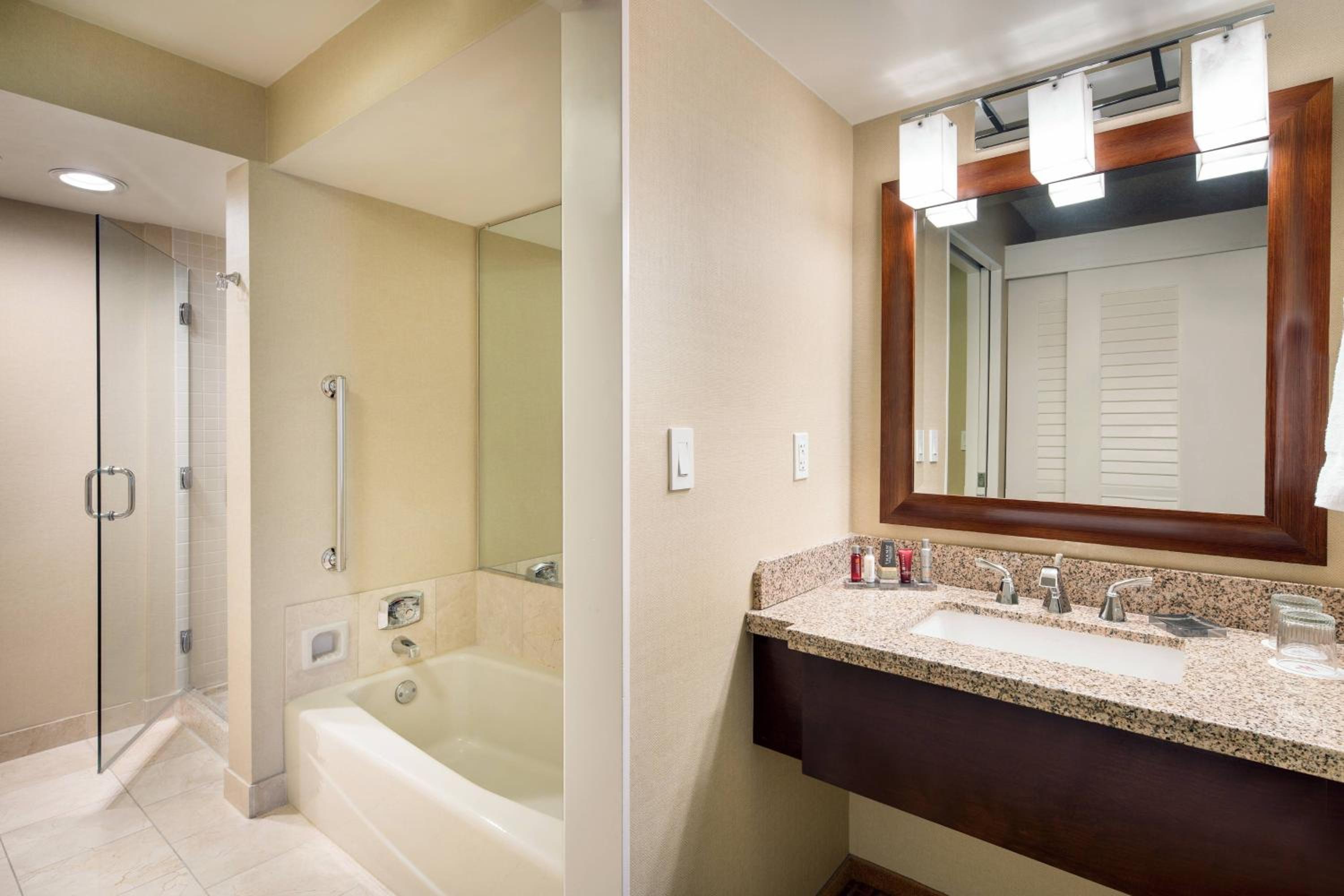 One-Bedroom King Suite with Sofa Bed and Balcony - Photo 3