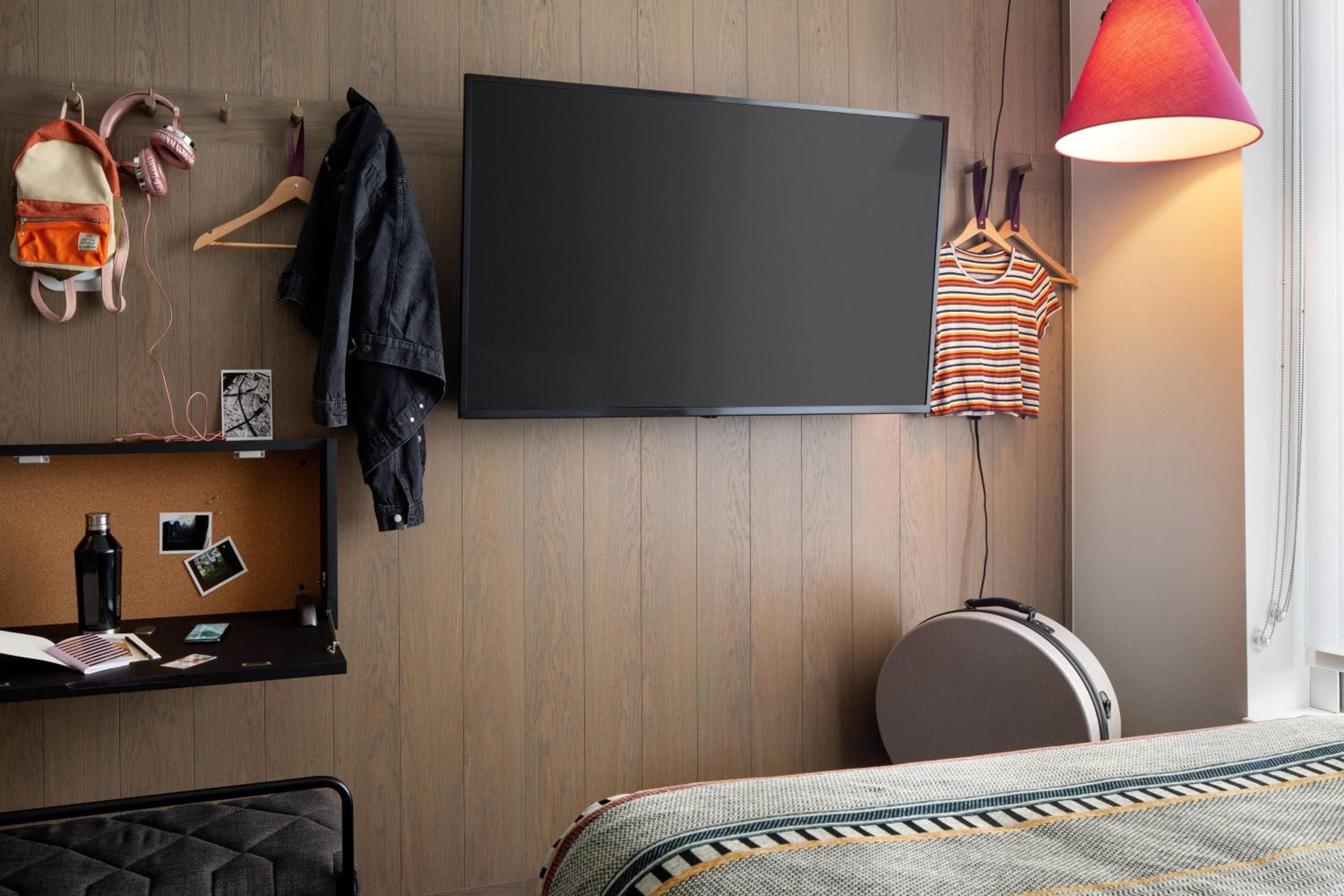 Queen Guest Room - Photo 6