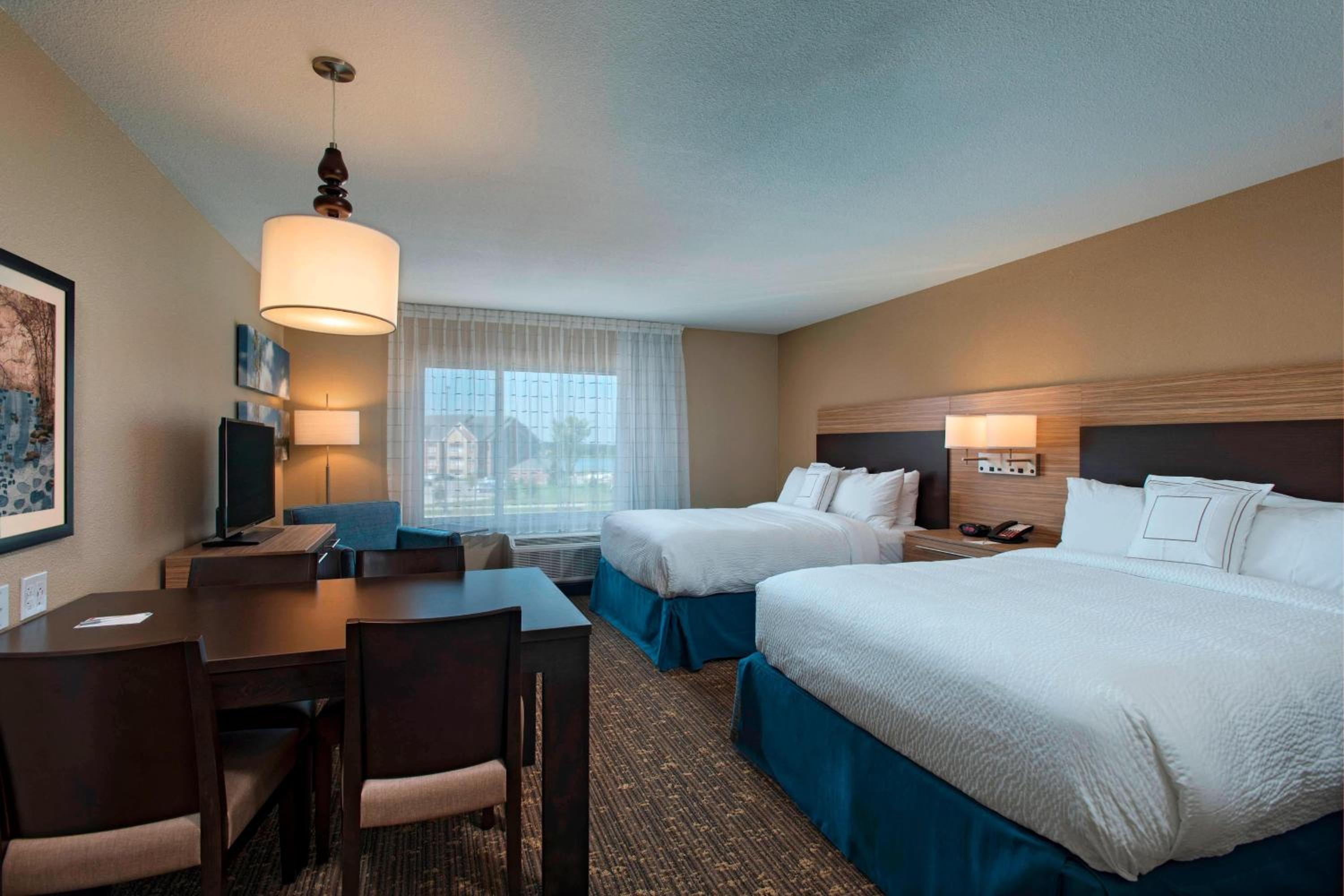 Queen Studio with Adapted Tub - Mobility Accessible photo 2