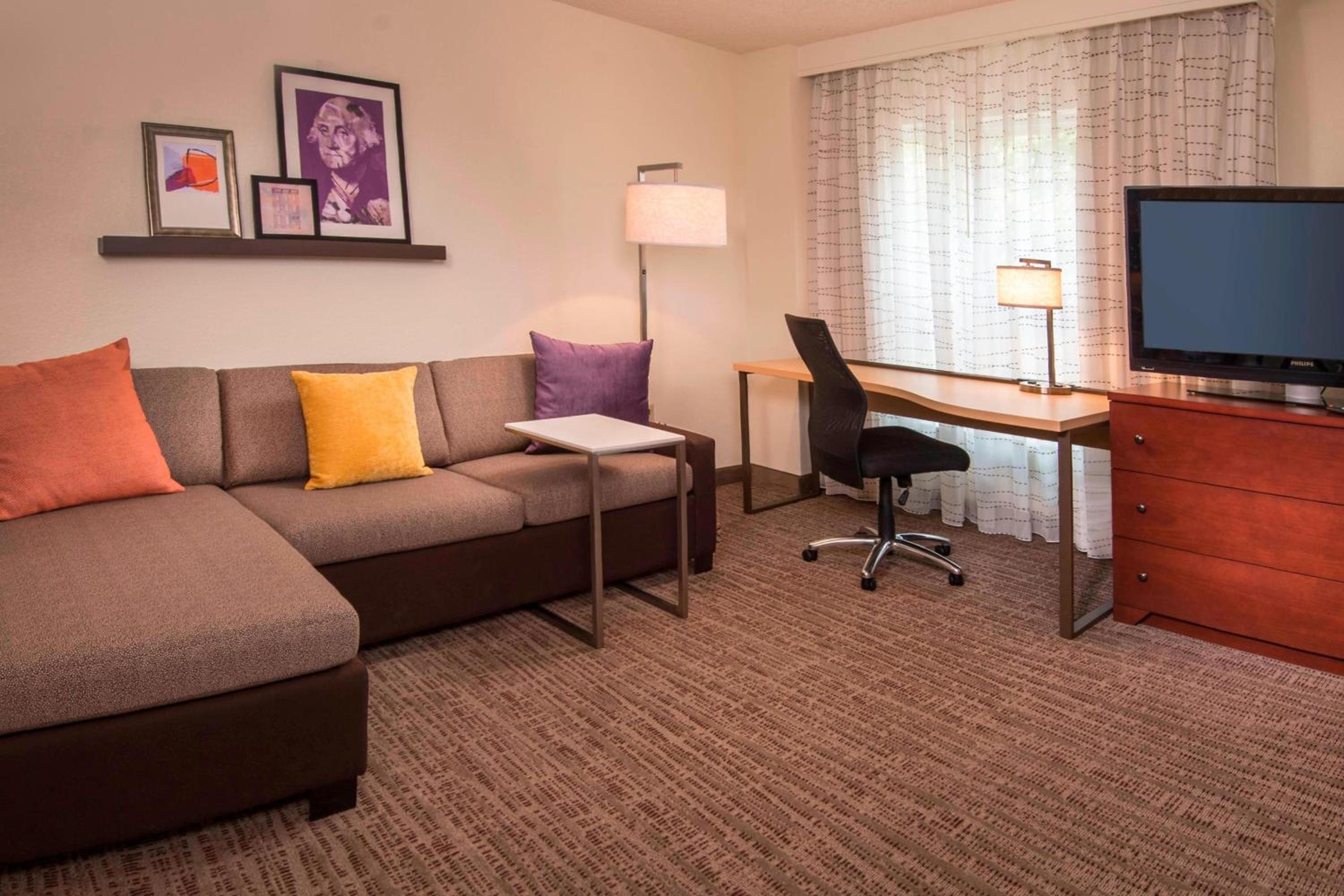 Queen Studio with Sofa Bed - Photo 4