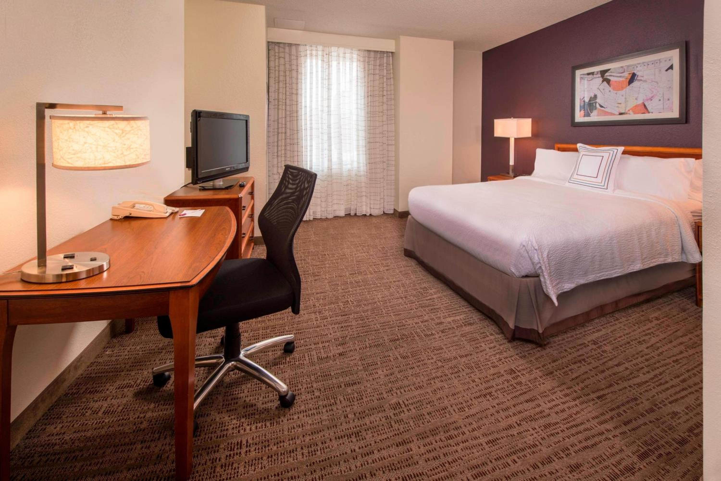 Two-Bedroom Queen Suite - Photo 2