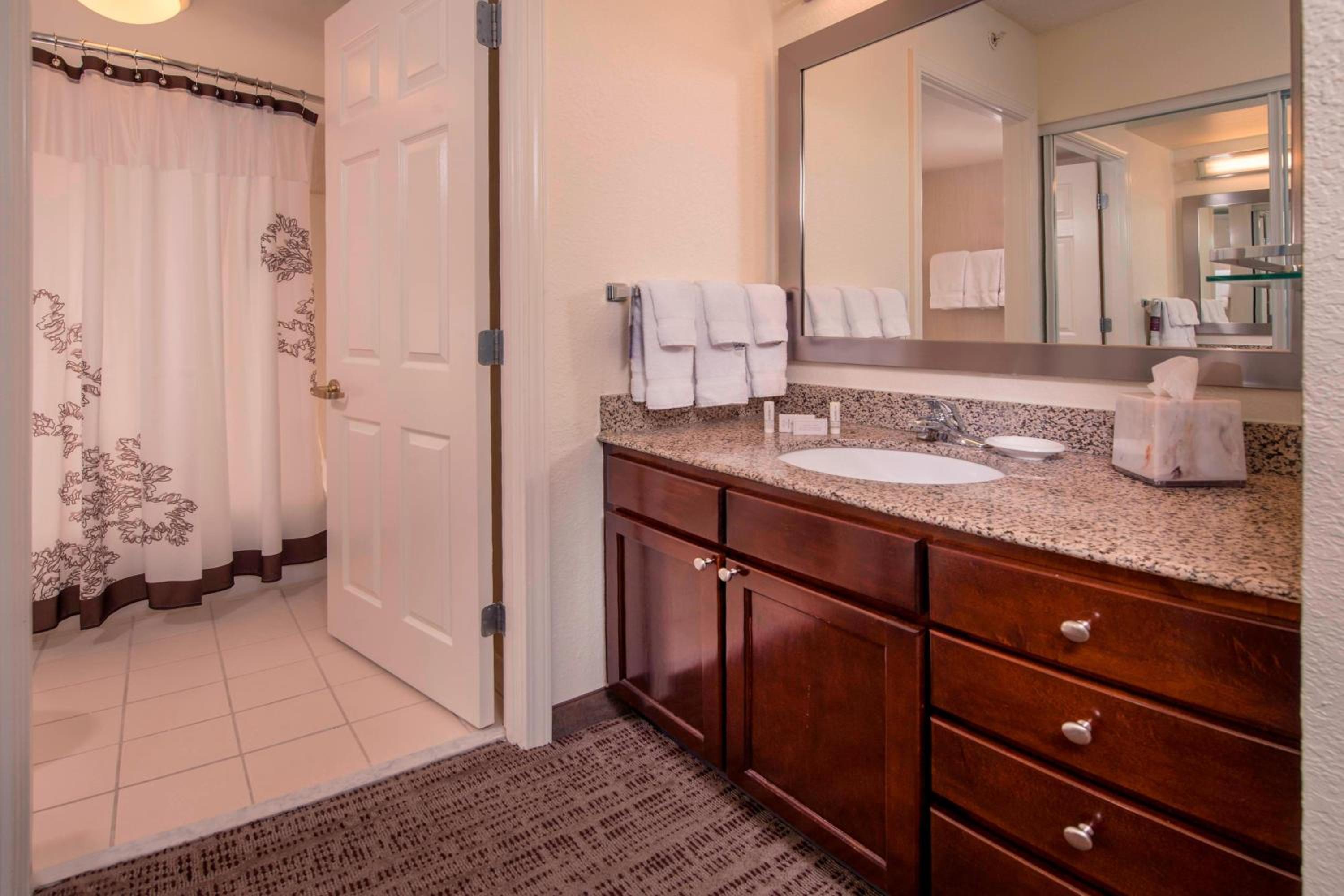 One-Bedroom Queen Suite - Photo 4