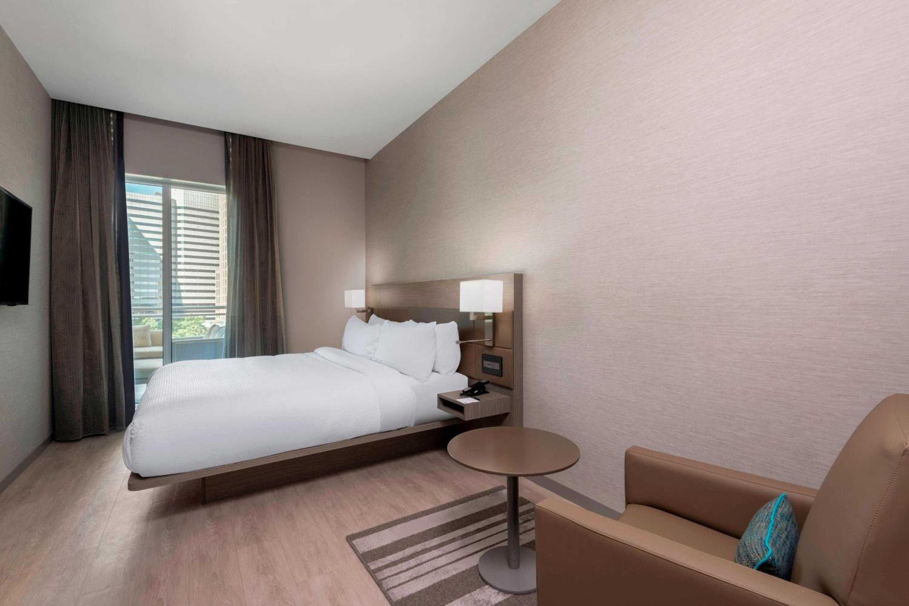 1 Bedroom Suite, 1 King, Sofa bed photo 2