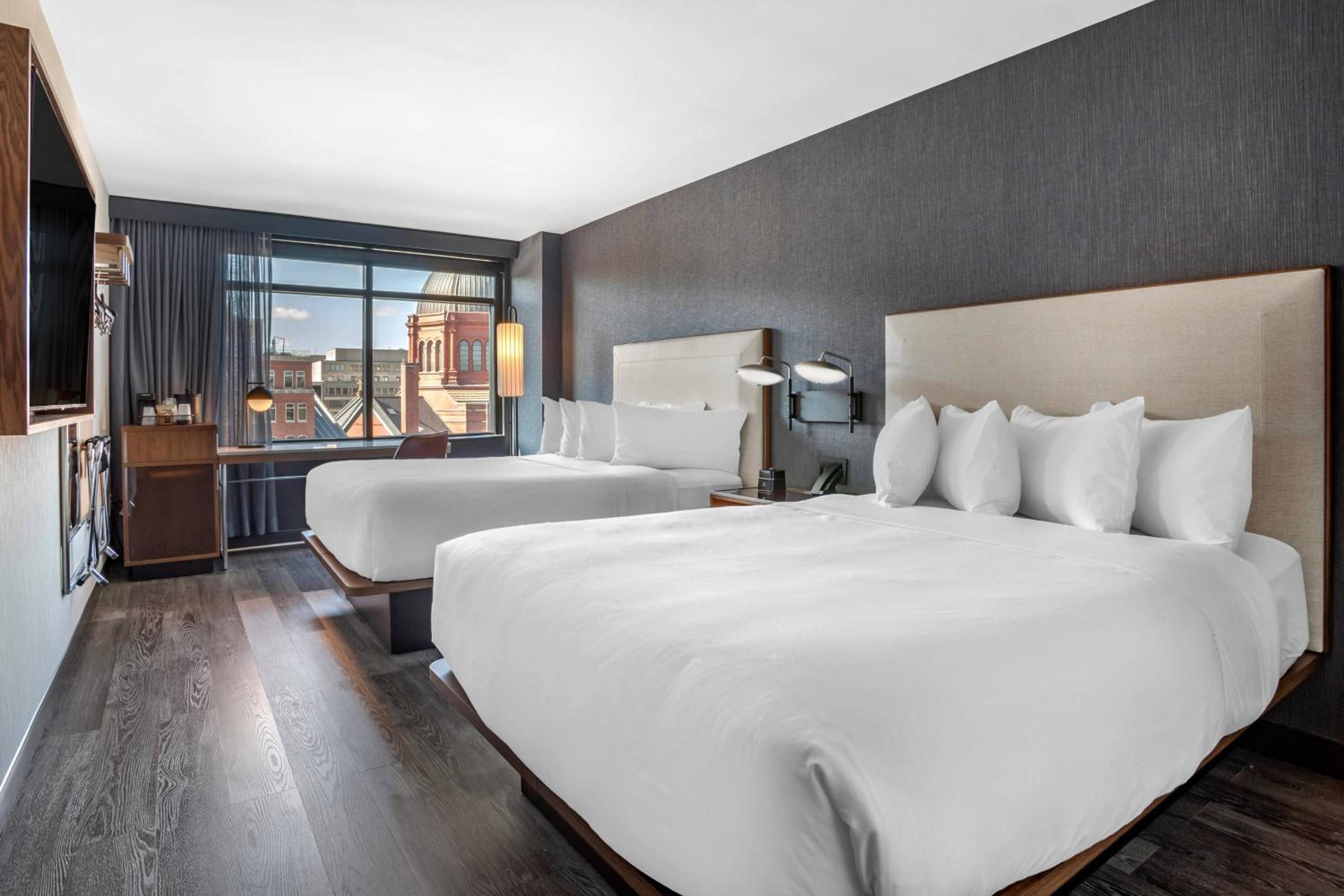 Queen Room with Two Queen Beds - High Floor - Photo 12