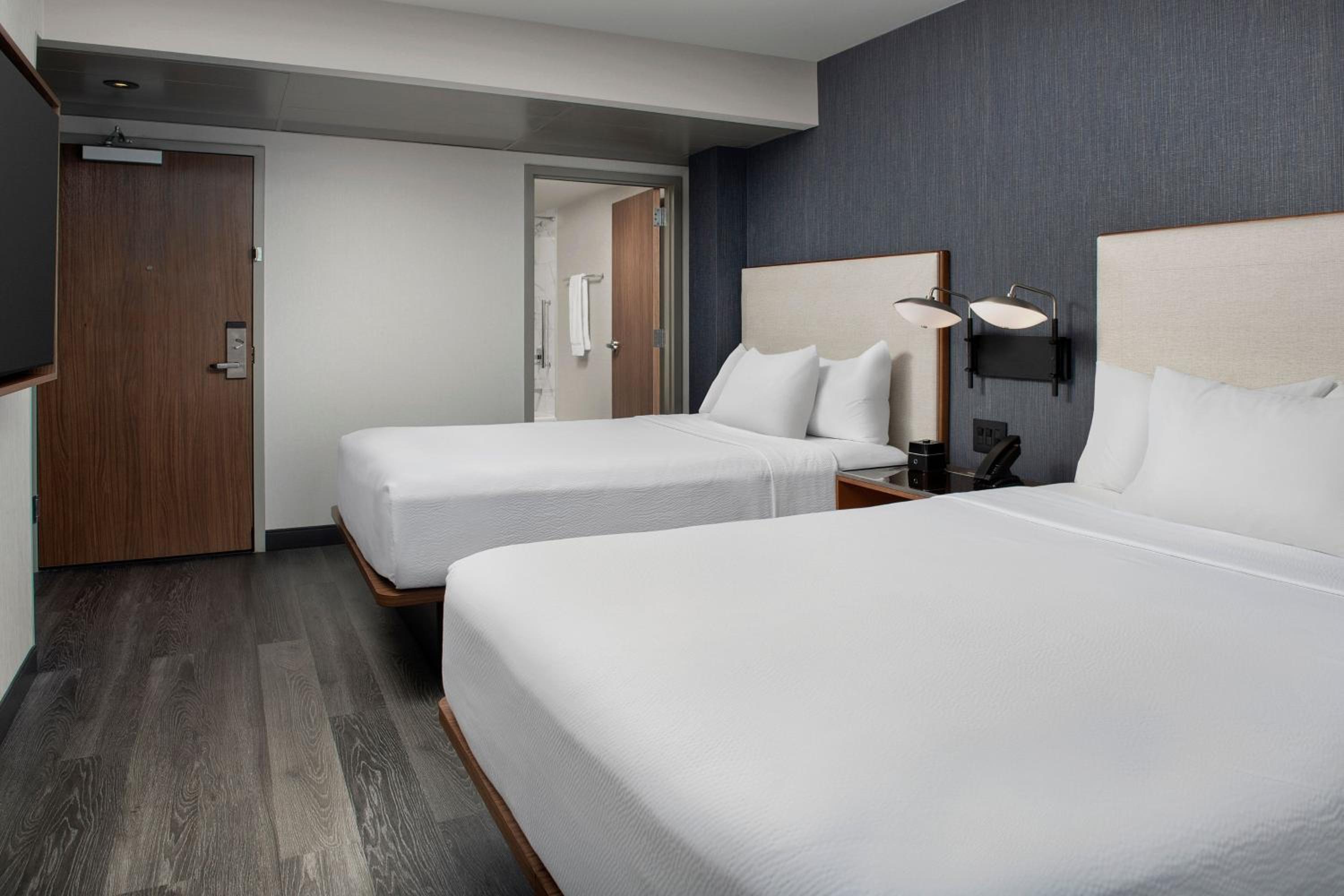 Queen Room with Two Queen Beds - High Floor - Photo 4
