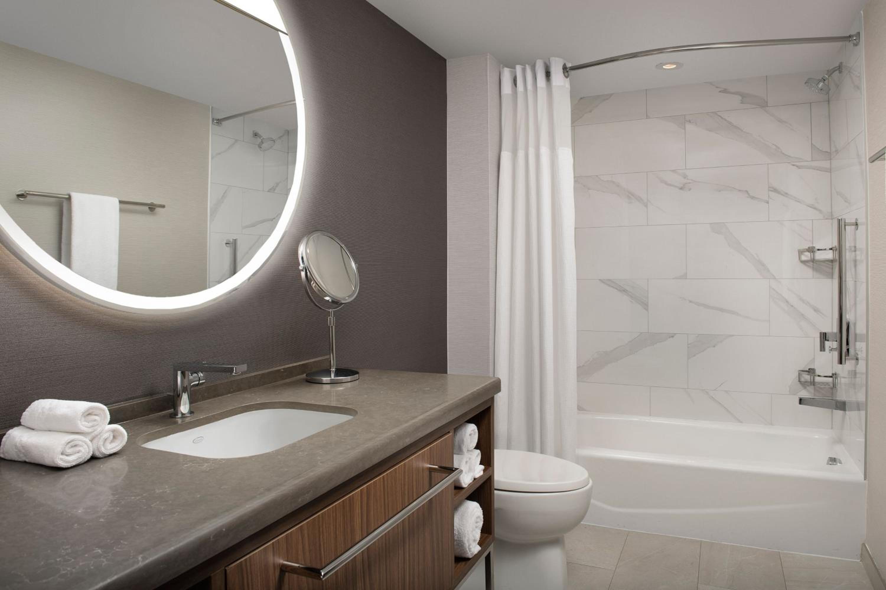 Queen Room with Two Queen Beds - High Floor - Photo 10