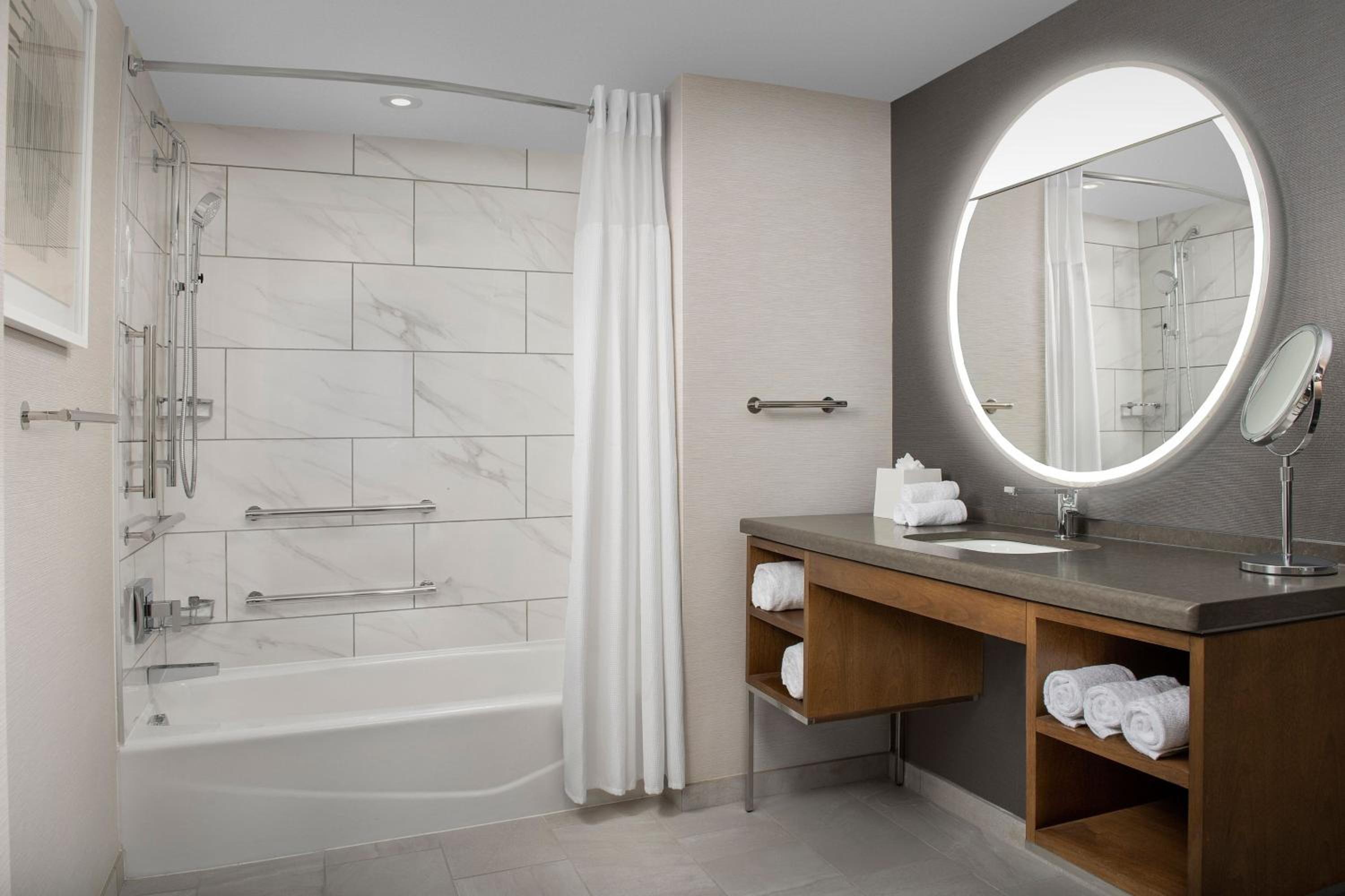 Queen Room with Two Queen Beds - High Floor - Photo 7