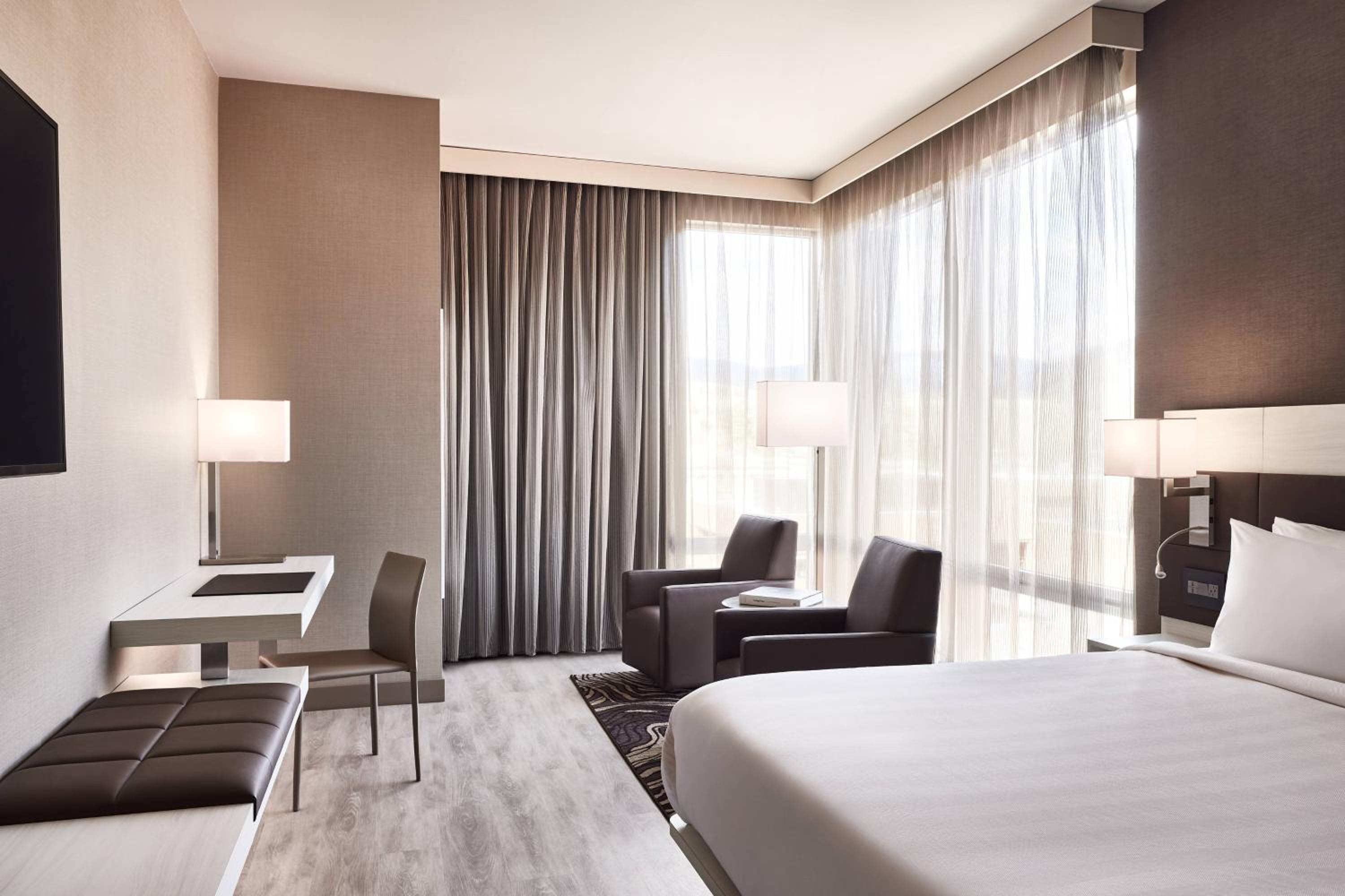 Corner Guest Room with 1 King, City view