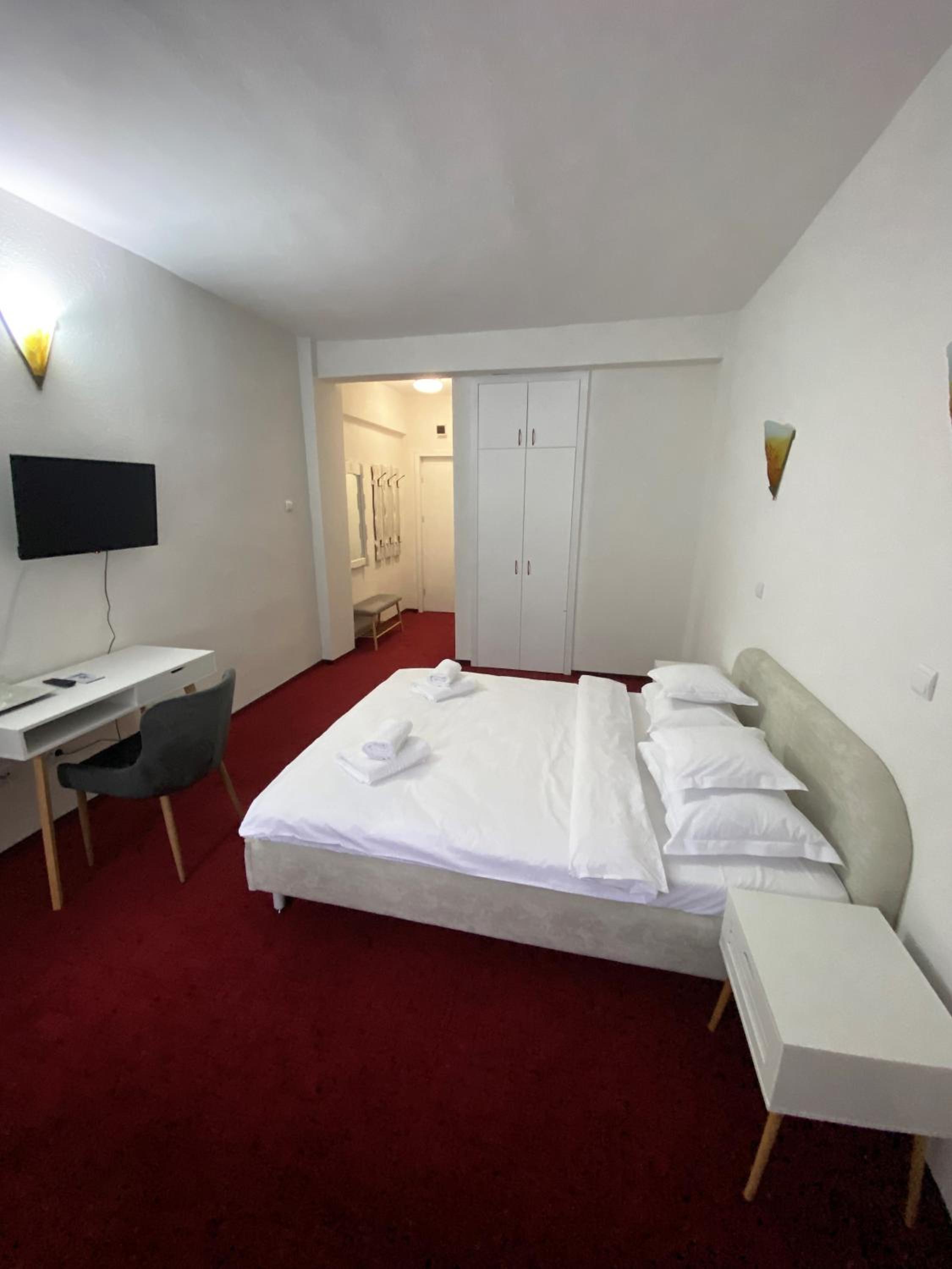 Standard Double Room - Photo 7