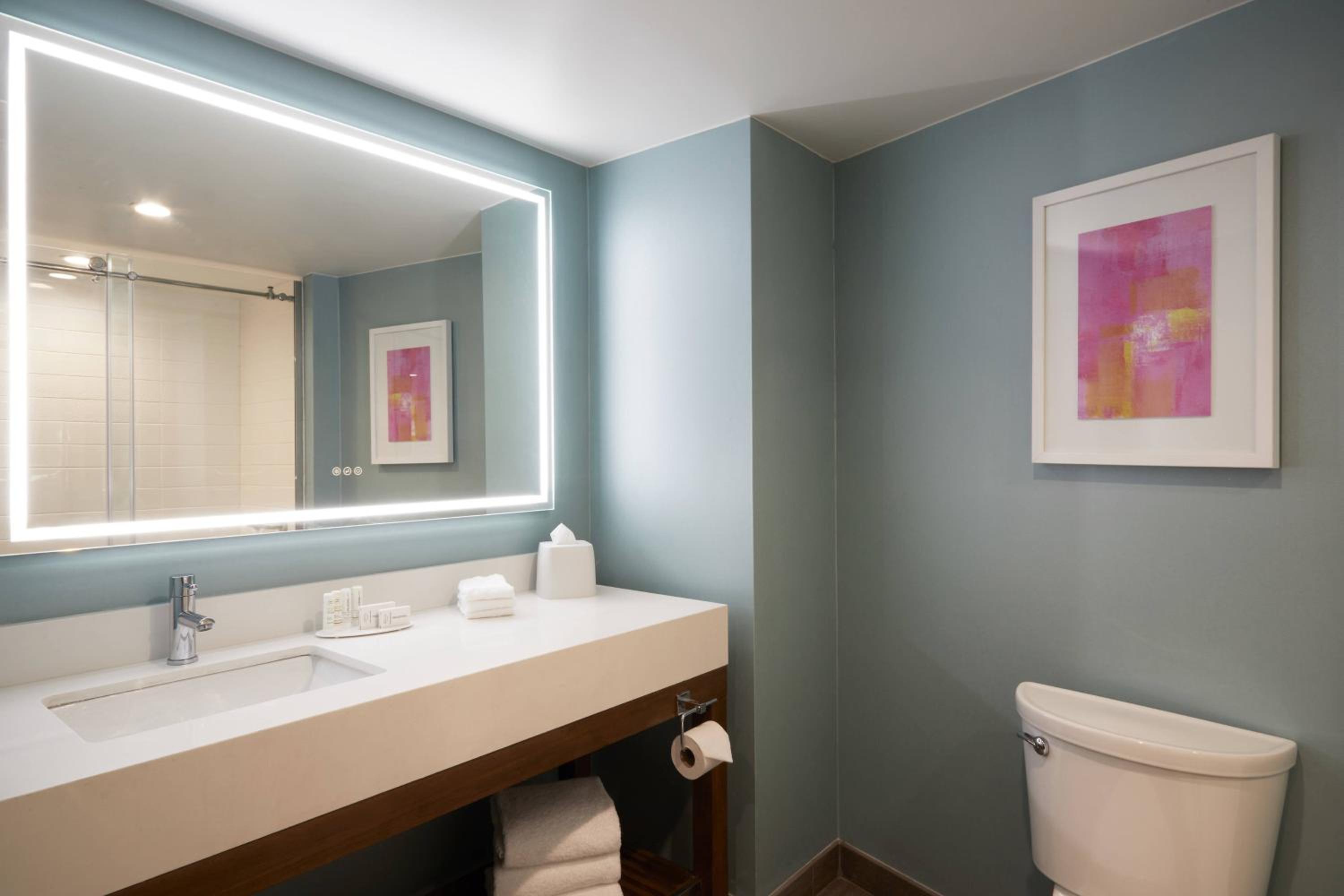 Deluxe Queen Room with Two Queen Beds - Photo 4