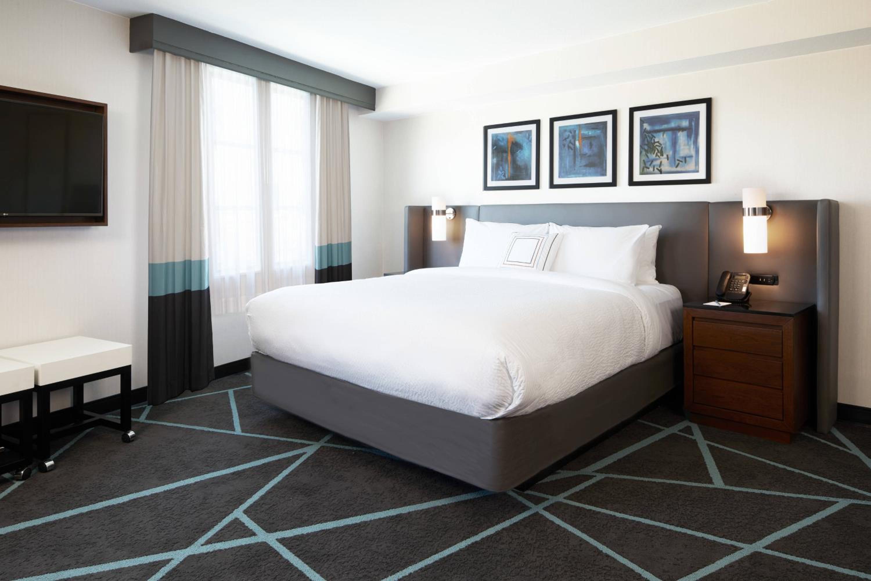 Executive King Suite, 1 Bedroom Suite, 1 King, Sofa bed