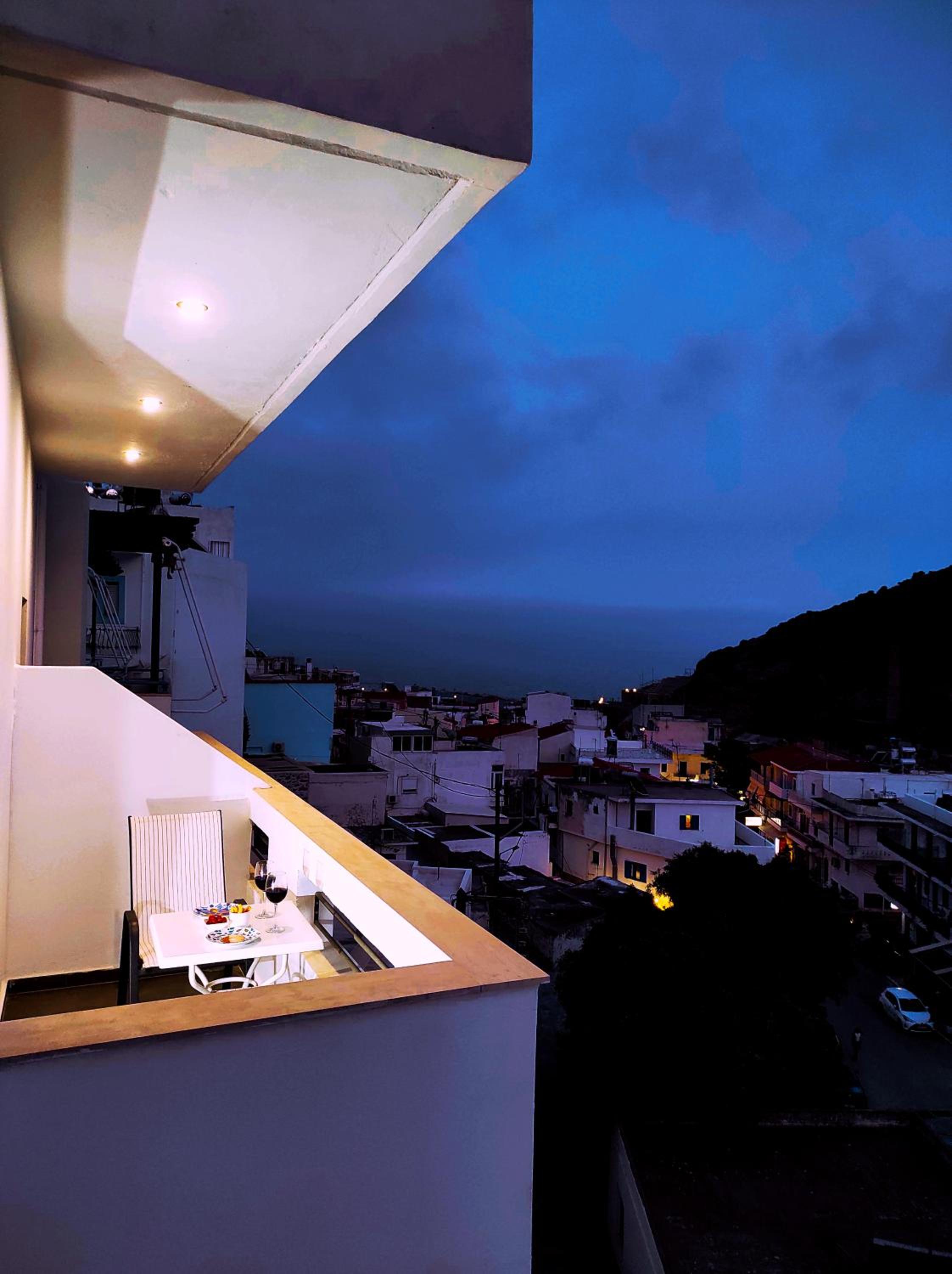 Double or Twin Room with Side Sea View - Photo 16