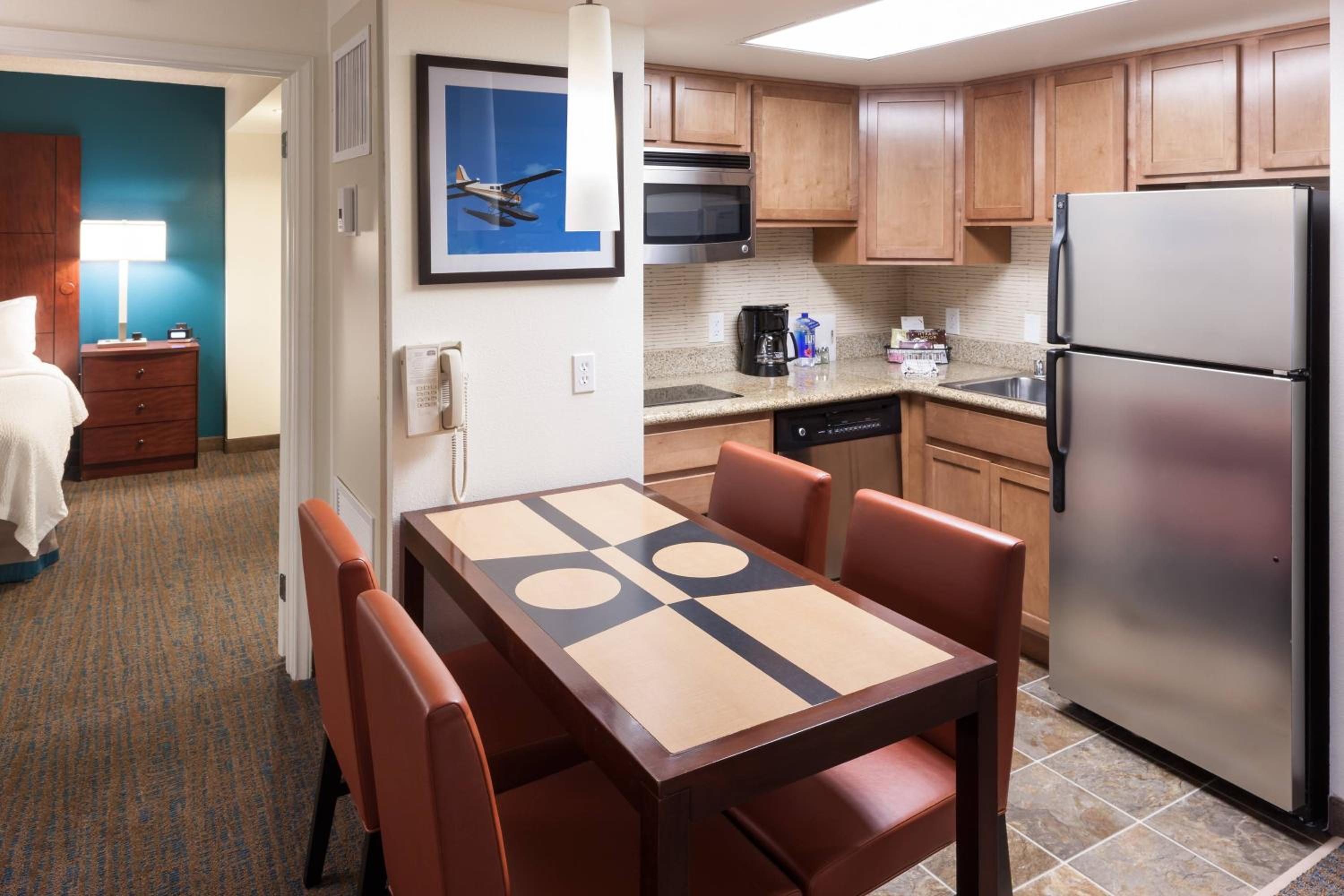 Two-Bedroom Suite with Balcony - Photo 4