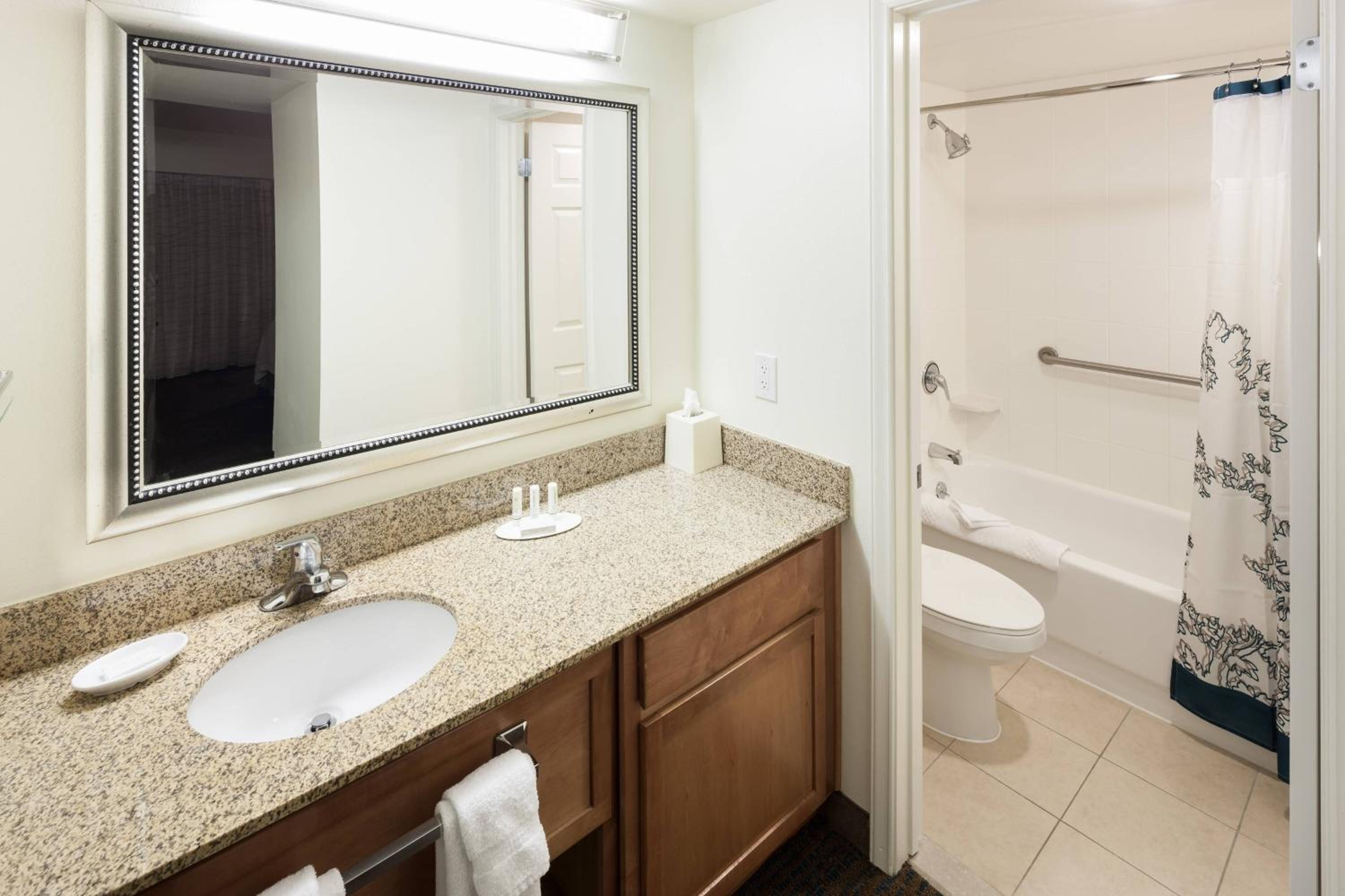 One-Bedroom King Suite with Sofa Bed, Balcony - Photo 5