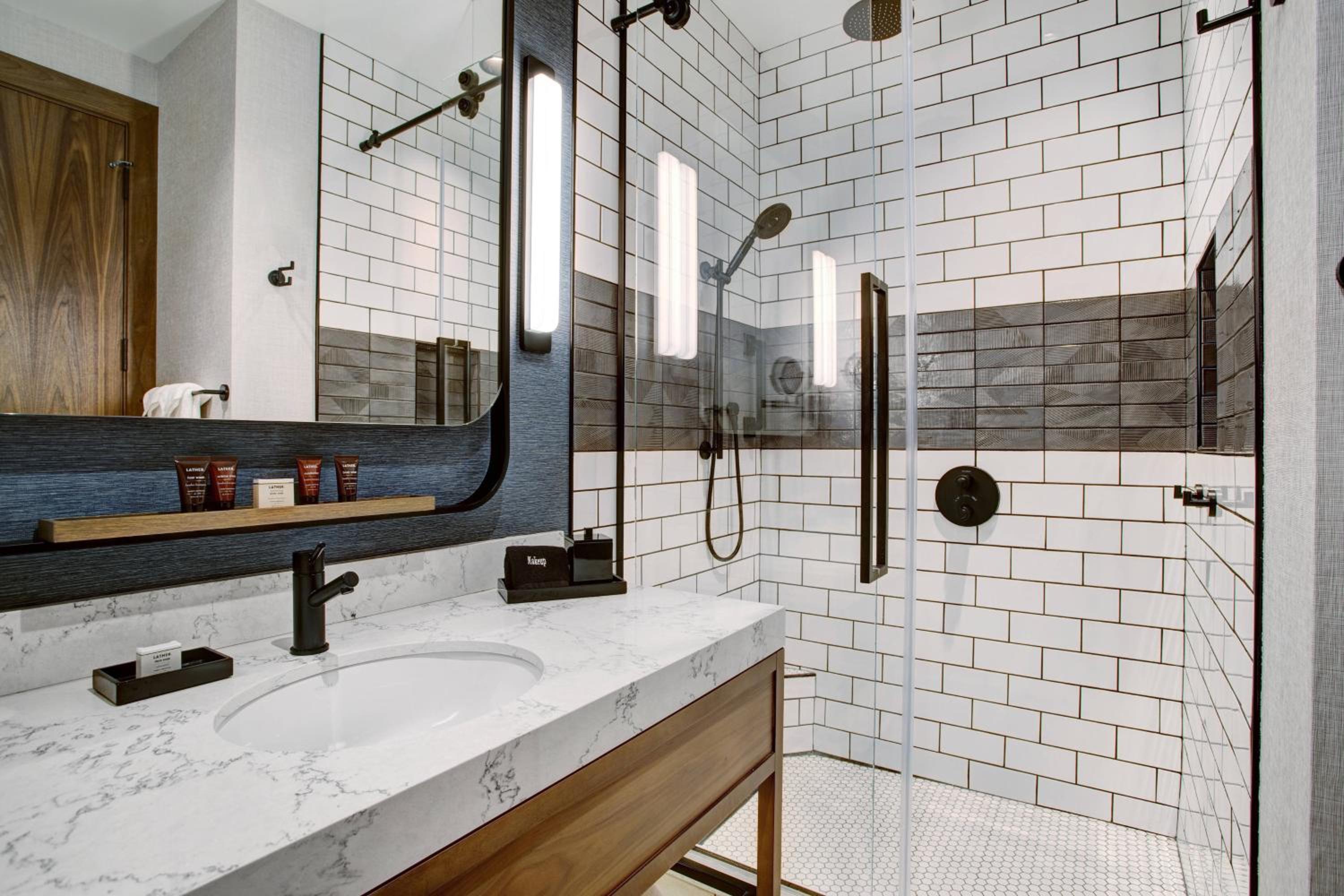 Standard Guest room with 2 Queen, City view - Photo 4
