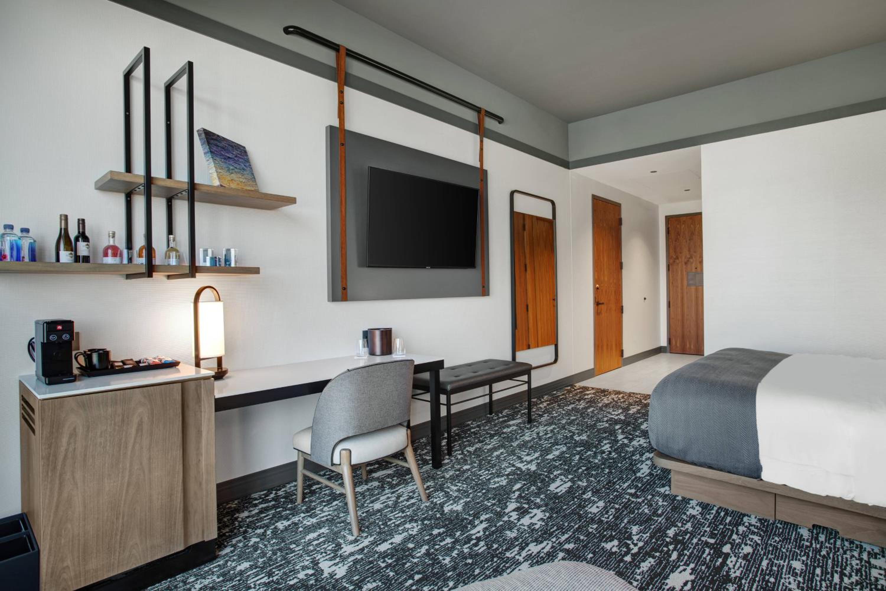 Standard Guest room with 1 King, City view - Photo 8