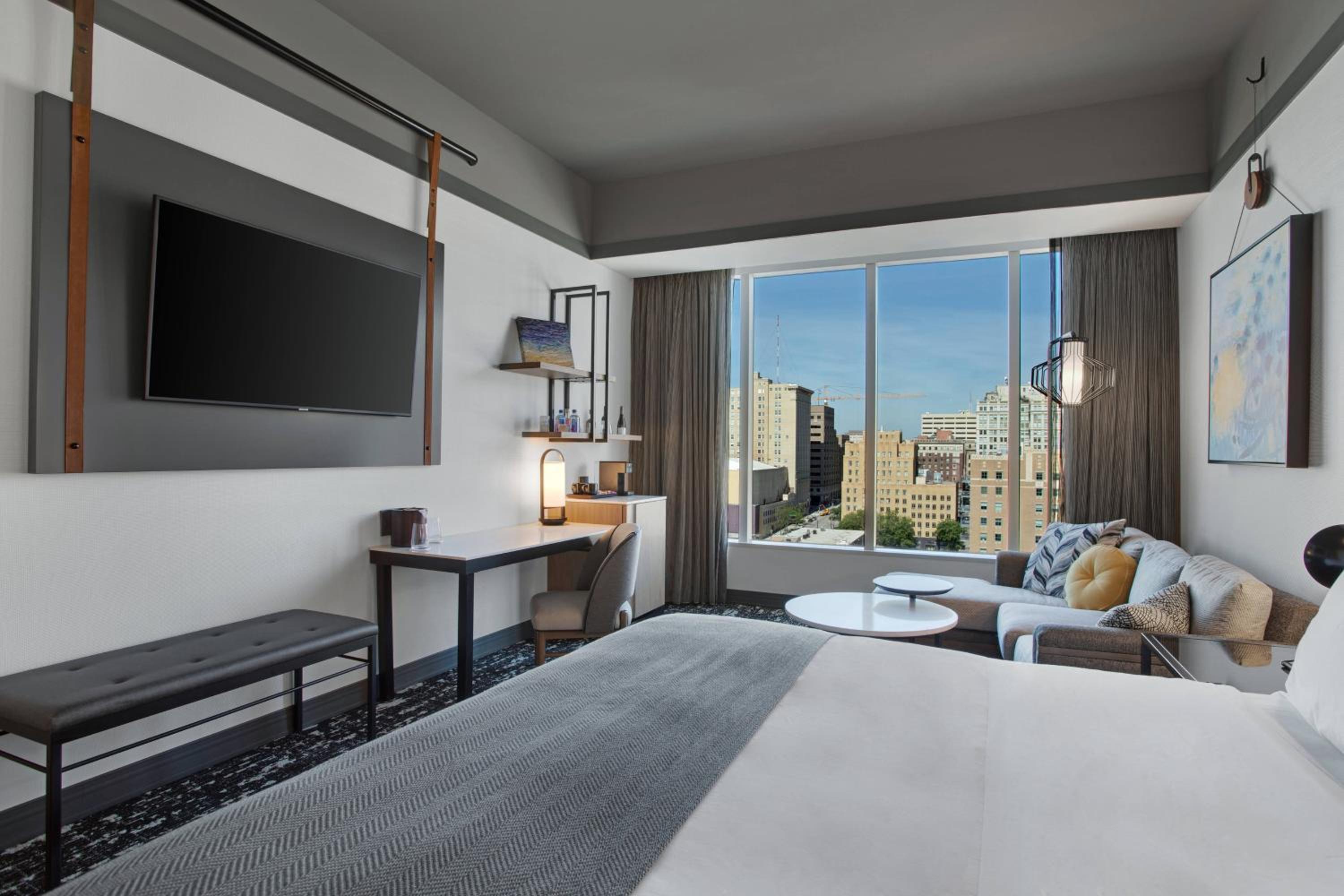 Standard Guest room with 1 King, City view - Photo 7