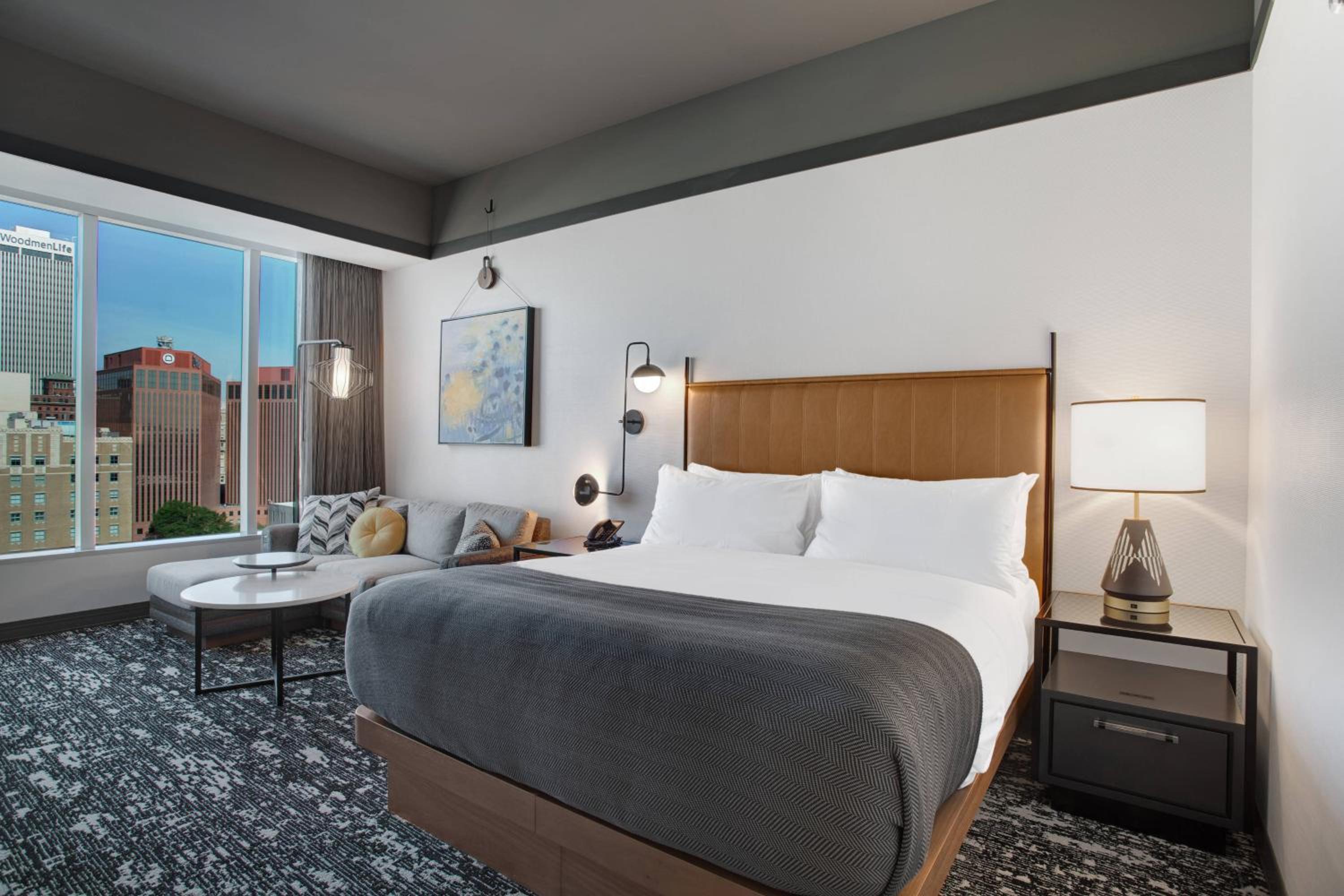 Standard Guest room with 1 King, City view - Photo 4