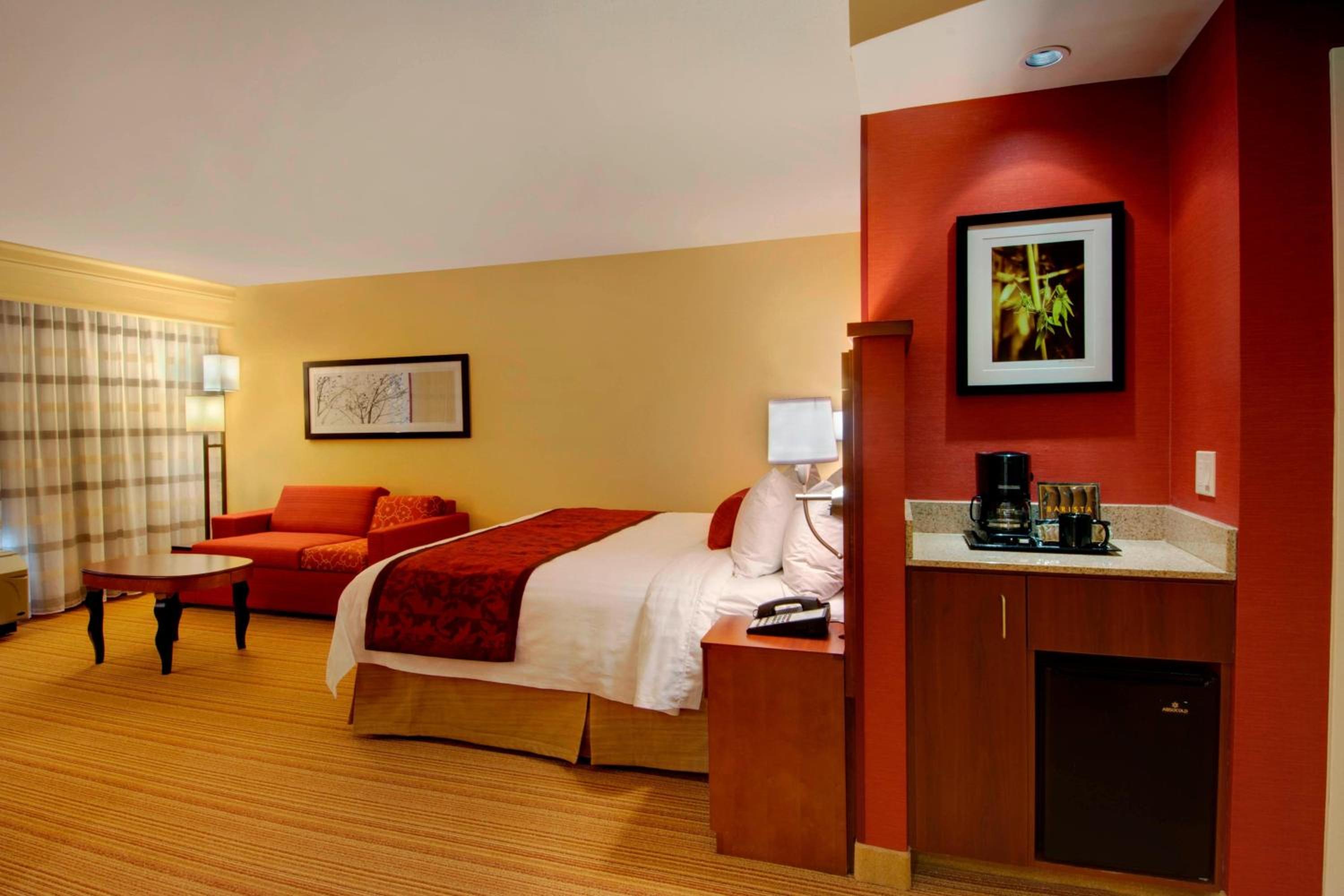 One-Bedroom King Suite with Sofa Bed - Photo 3