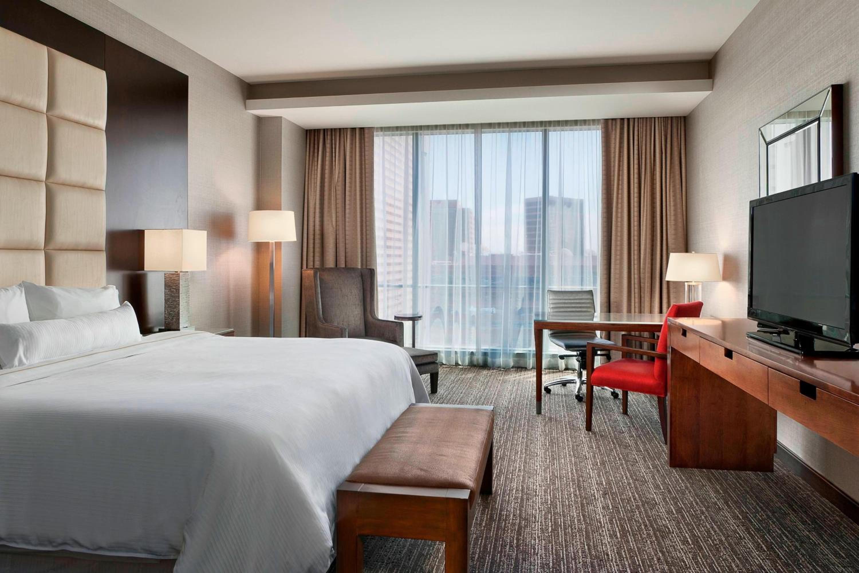 Deluxe Room, Guest room, 1 King, City view - Photo 3