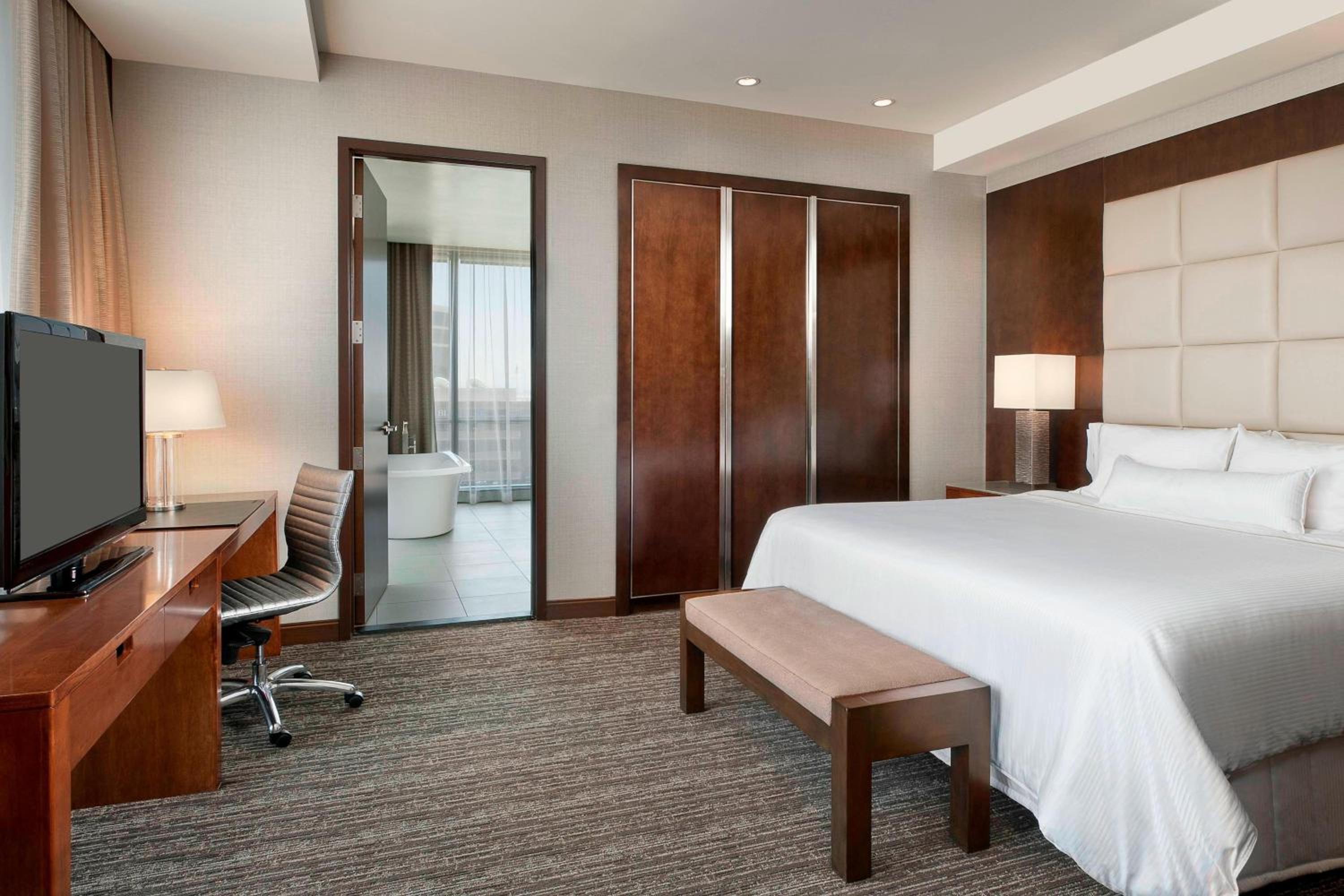 Corner King Studio Suite with City View - Hearing Accessible - Photo 3