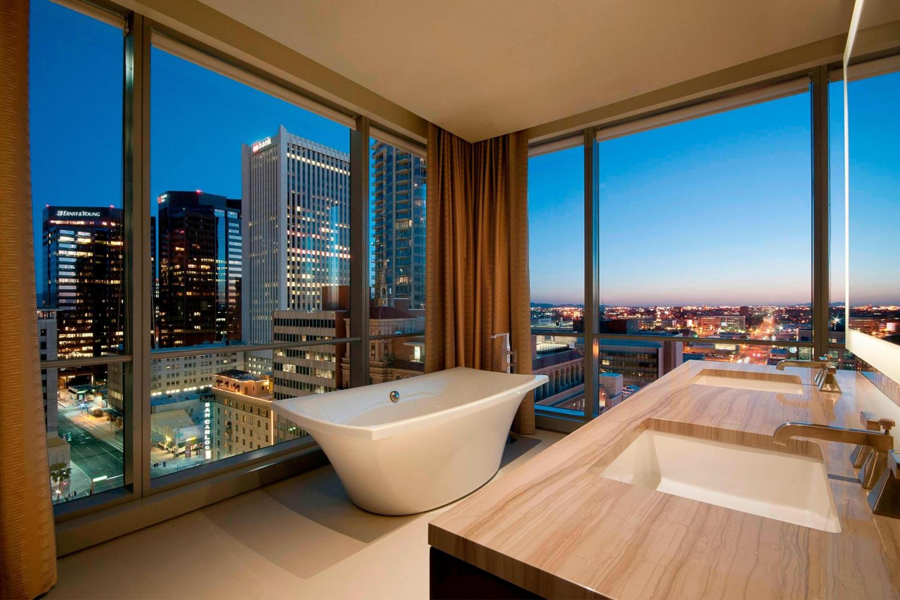 Corner Studio Suite, Studio Suite, 1 King, City view - Photo 2