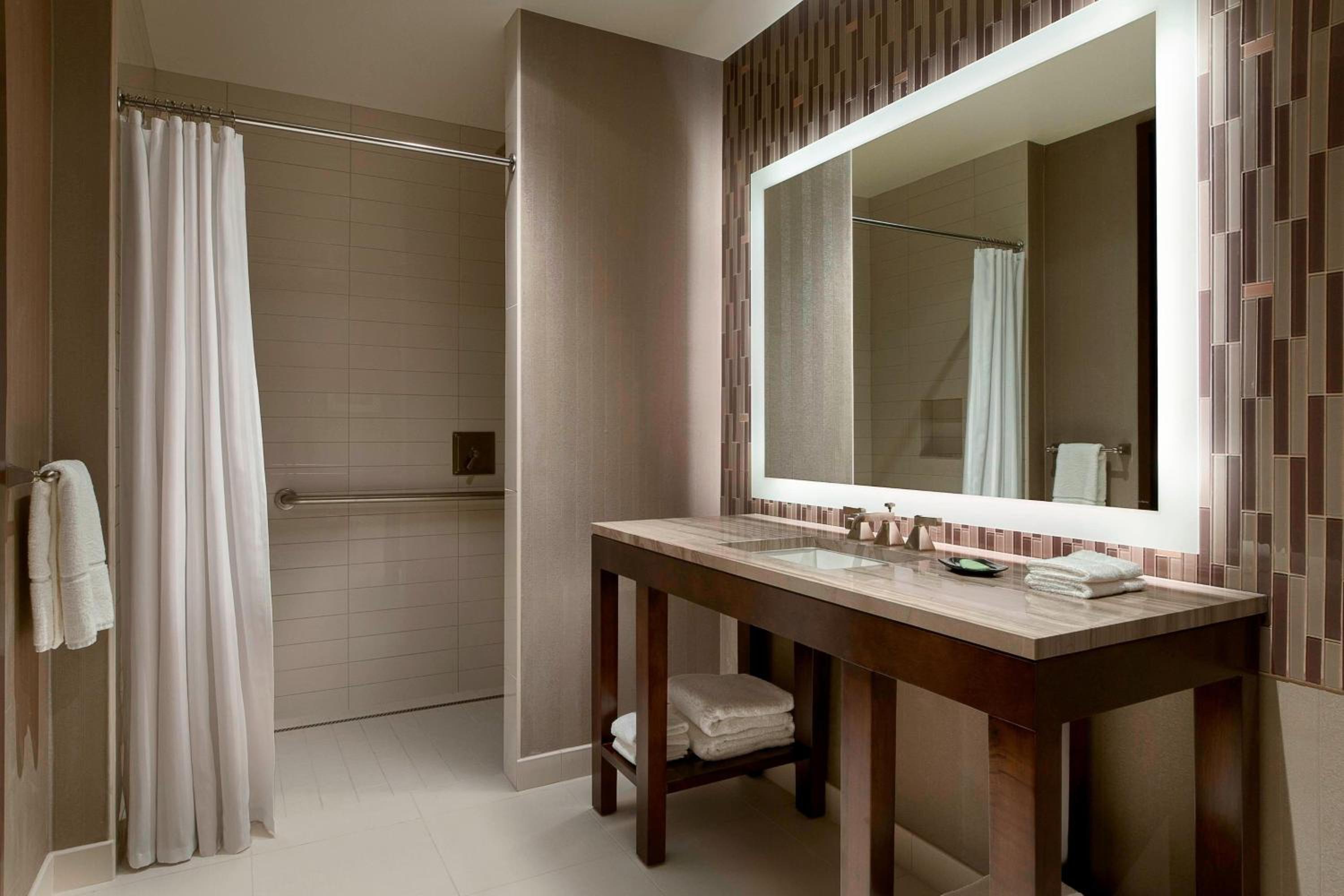 Deluxe Room, Guest room, 1 King, City view - Photo 6