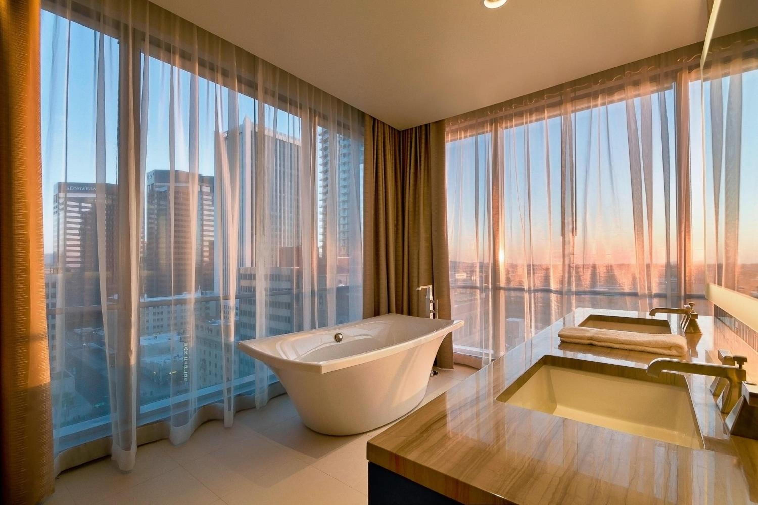 One-Bedroom Suite, Club level, Executive Suite, 1 King - Photo 2