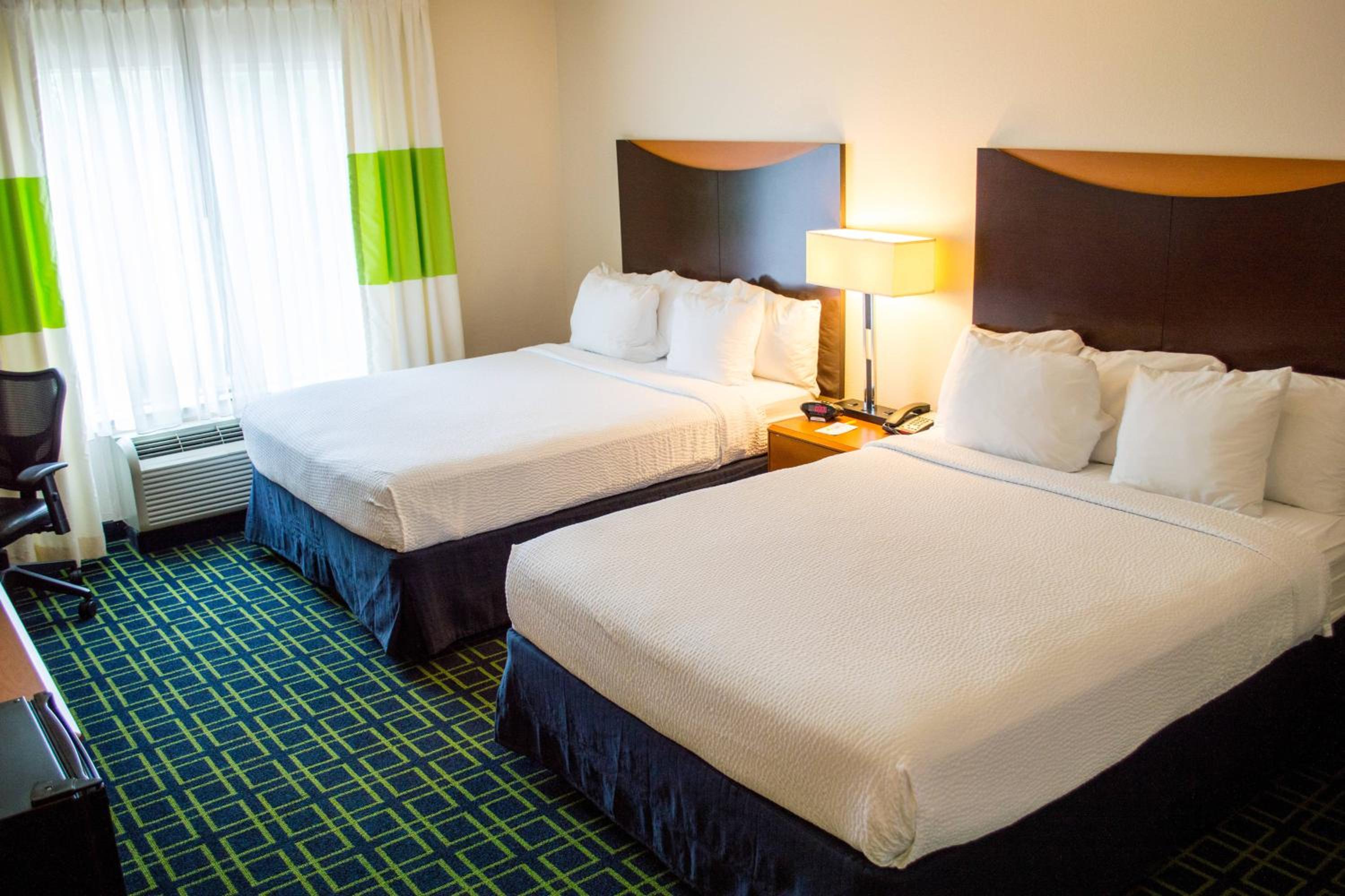 Queen Room with Two Queen Beds - Photo 2