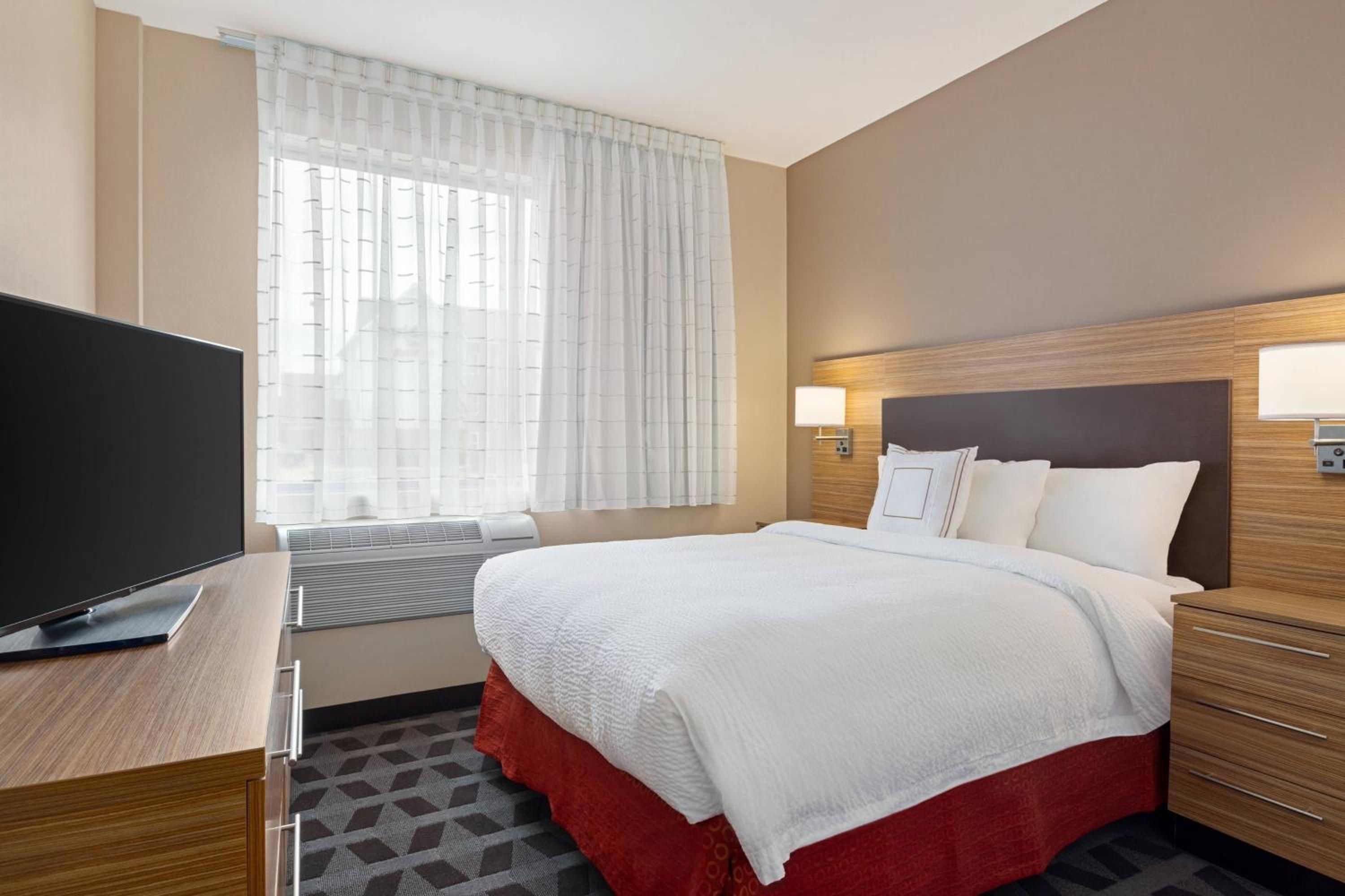 1 Bedroom Suite, 1 Queen, Sofa bed, Away from elevator - Photo 4