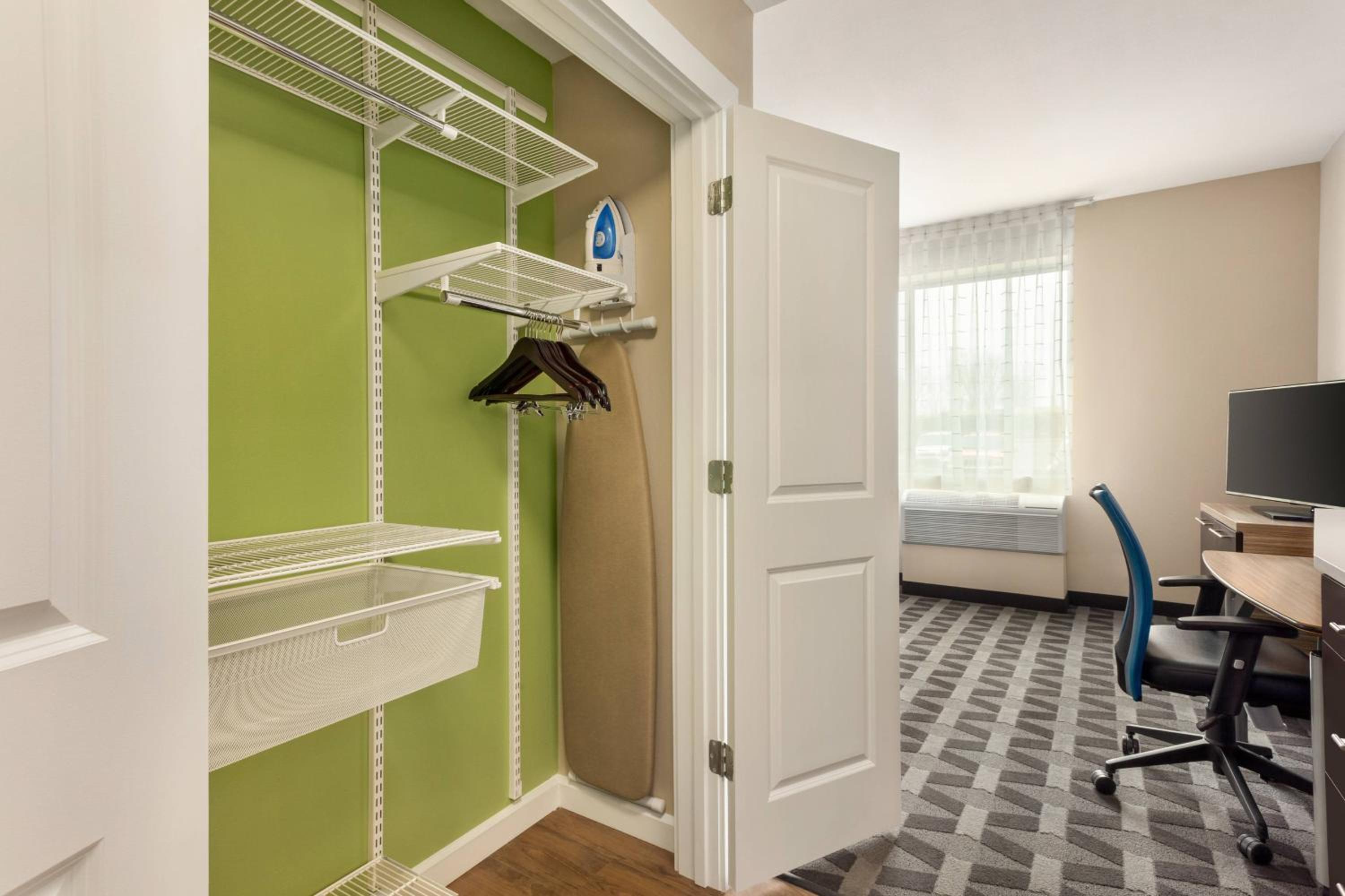 1 Bedroom Suite, 1 Queen, Sofa bed, Away from elevator - Photo 2
