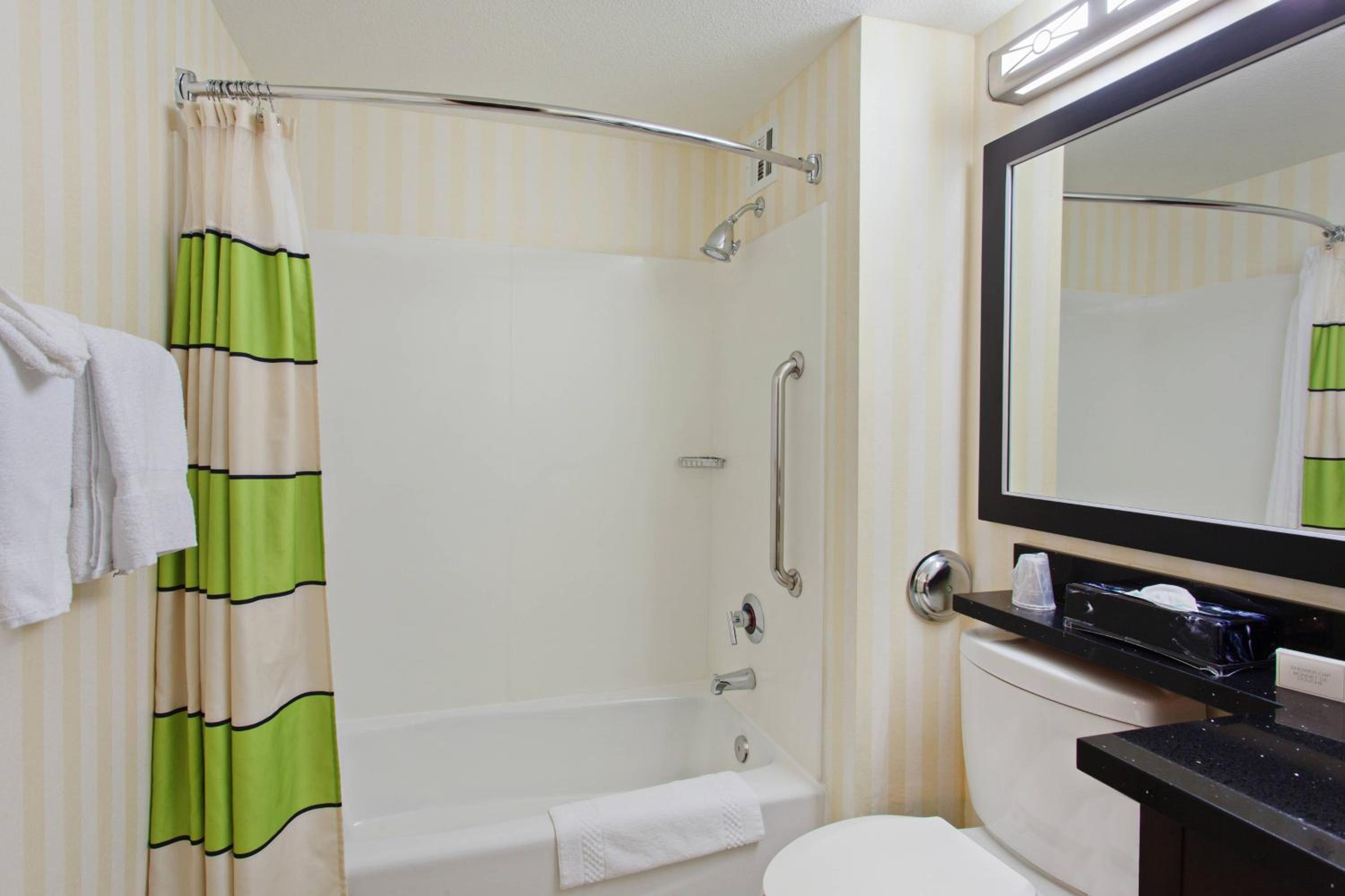 Queen Room with Two Queen Beds - Photo 2