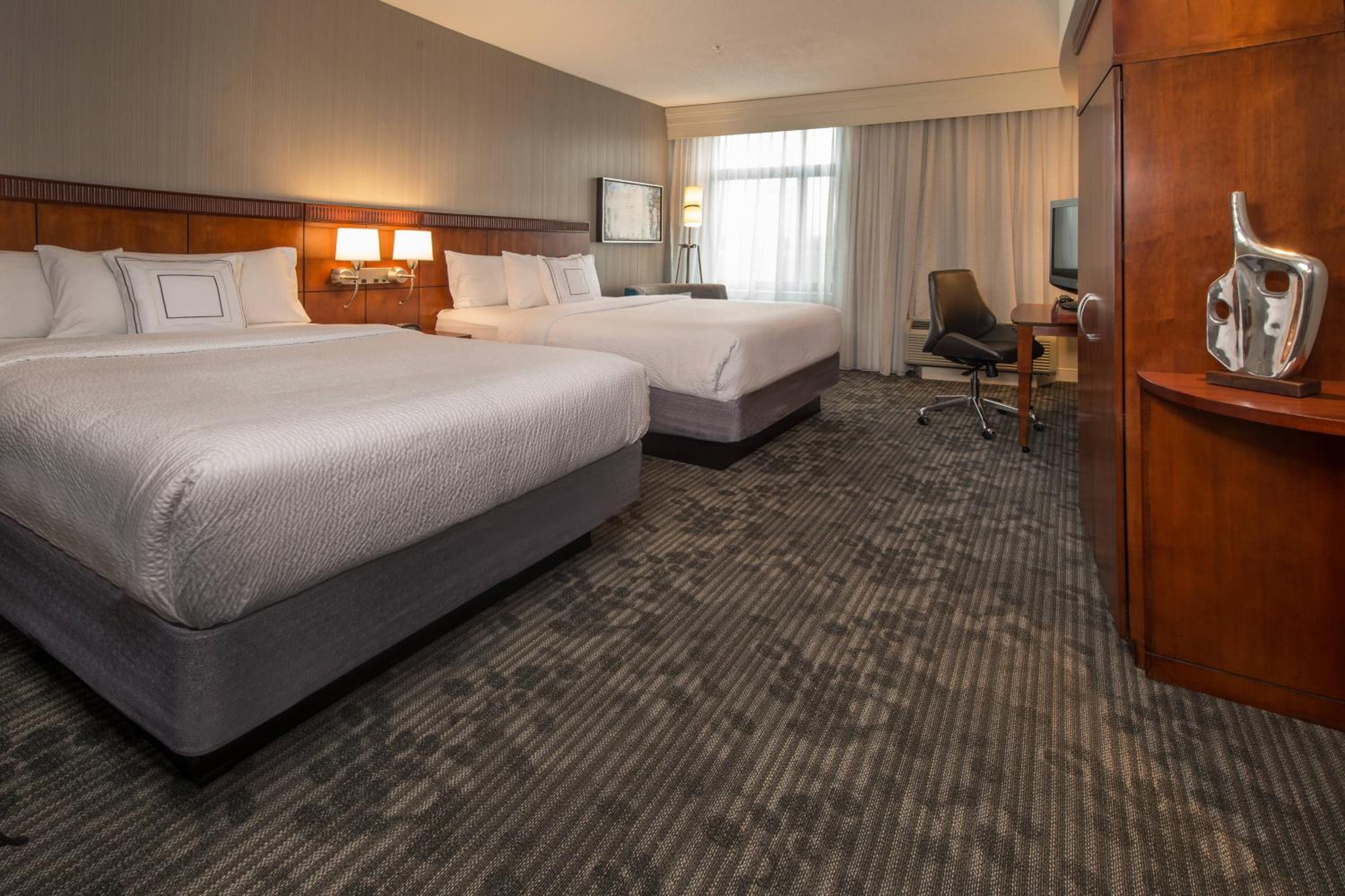 Queen Room with Two Queen Beds - Photo 3
