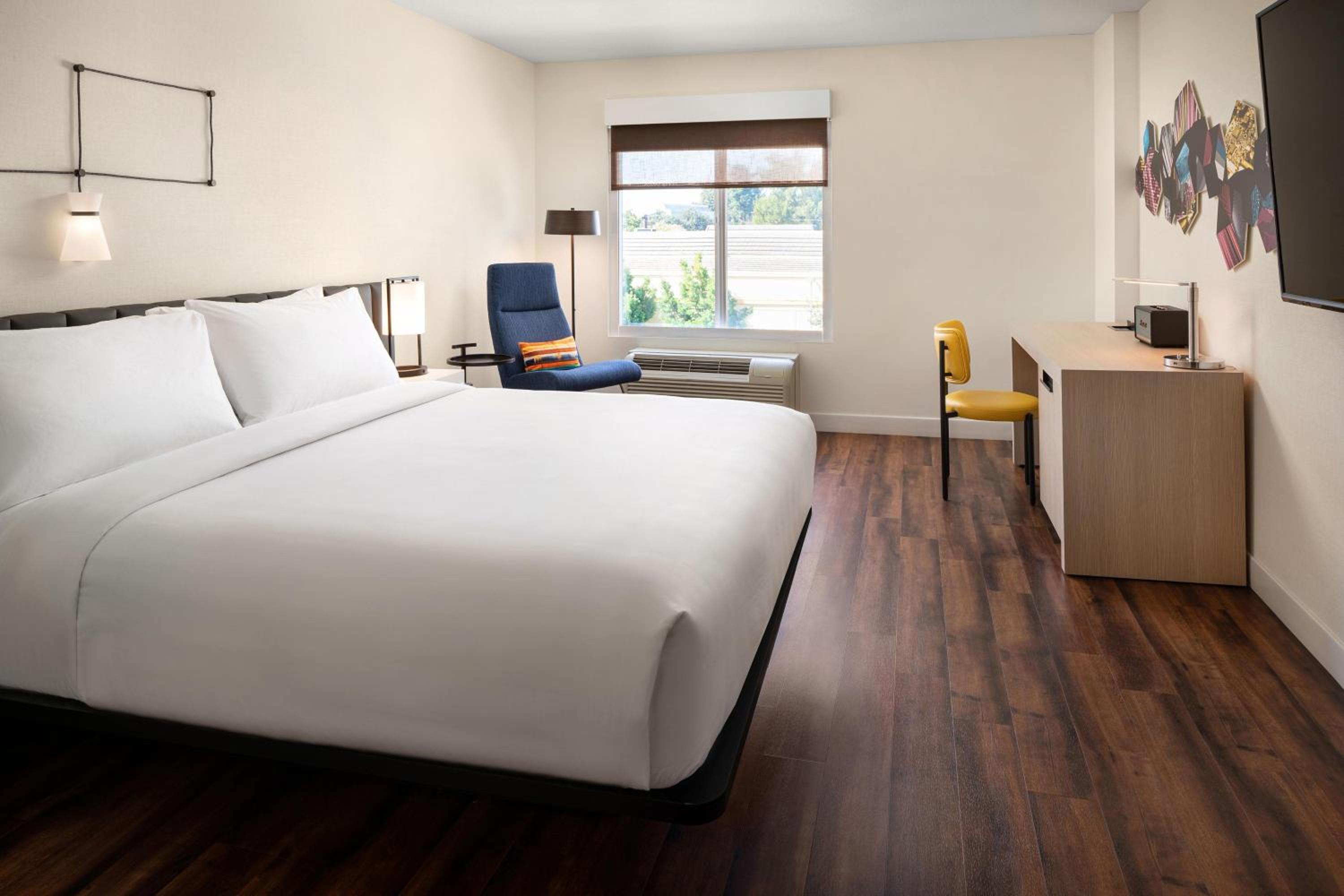 Aloft, Guest room, 1 King - Photo 1