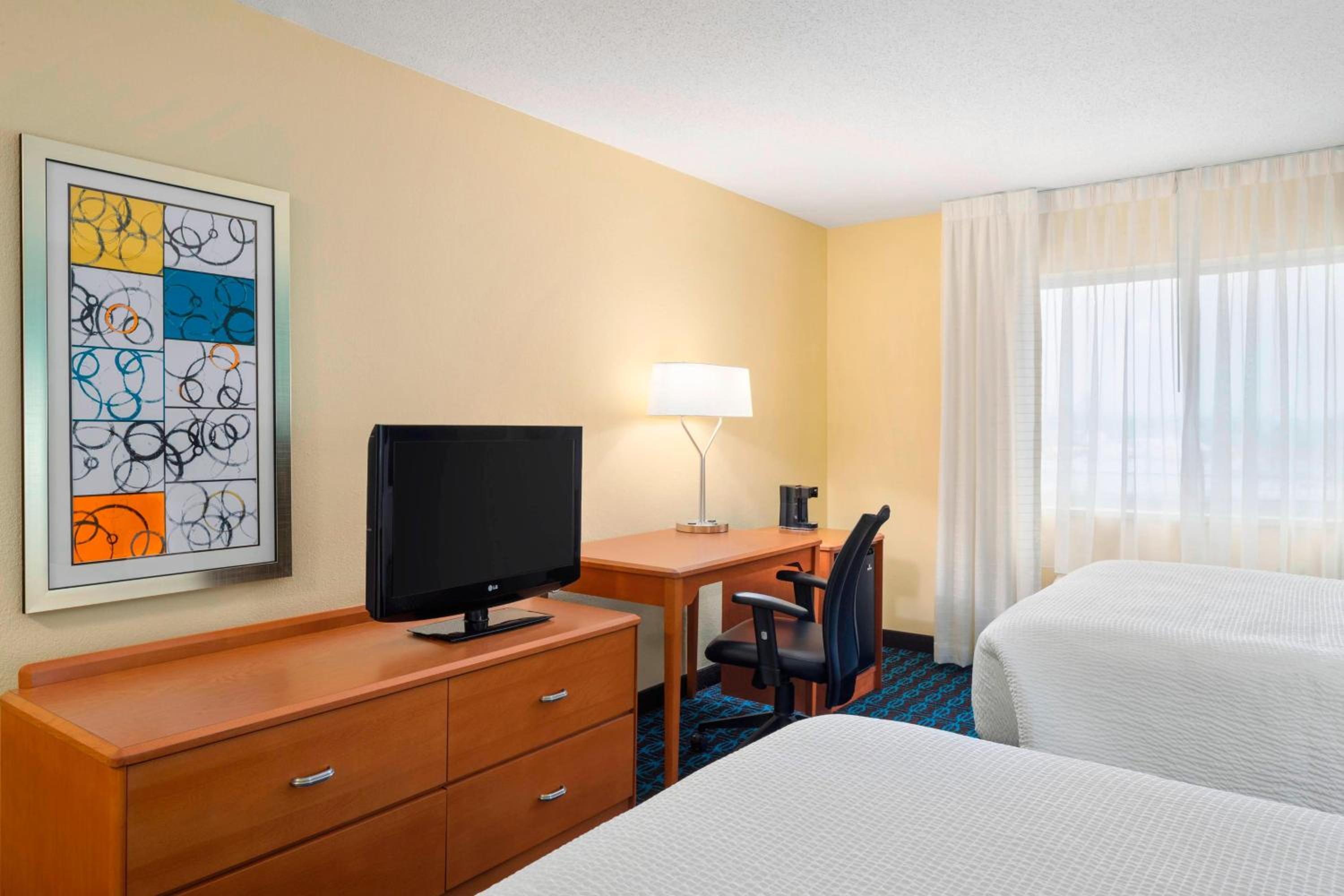 Queen Room with Two Queen Beds - Photo 2