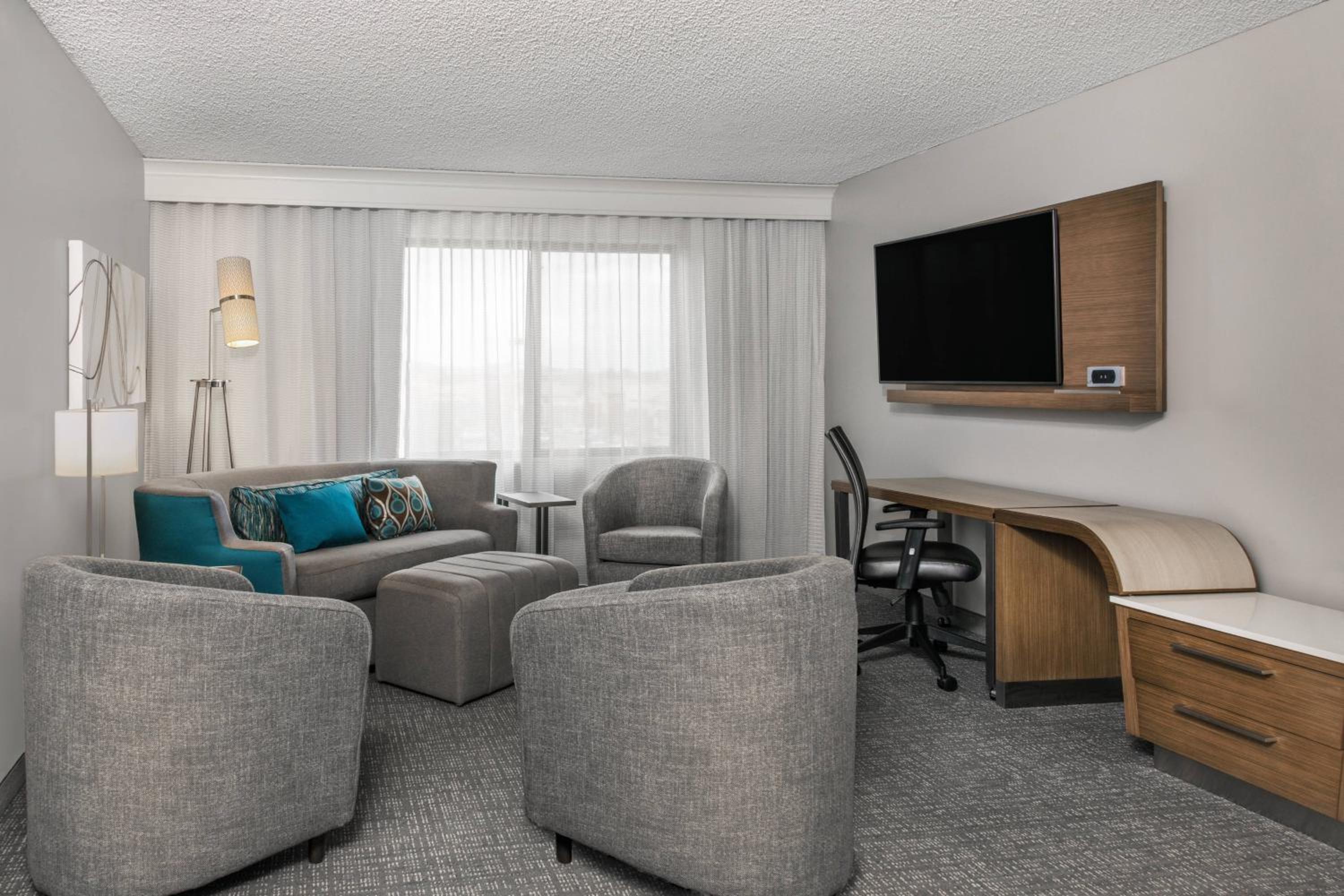 1 Bedroom 2 room Suite, 1 King, Sofa bed - Photo 1