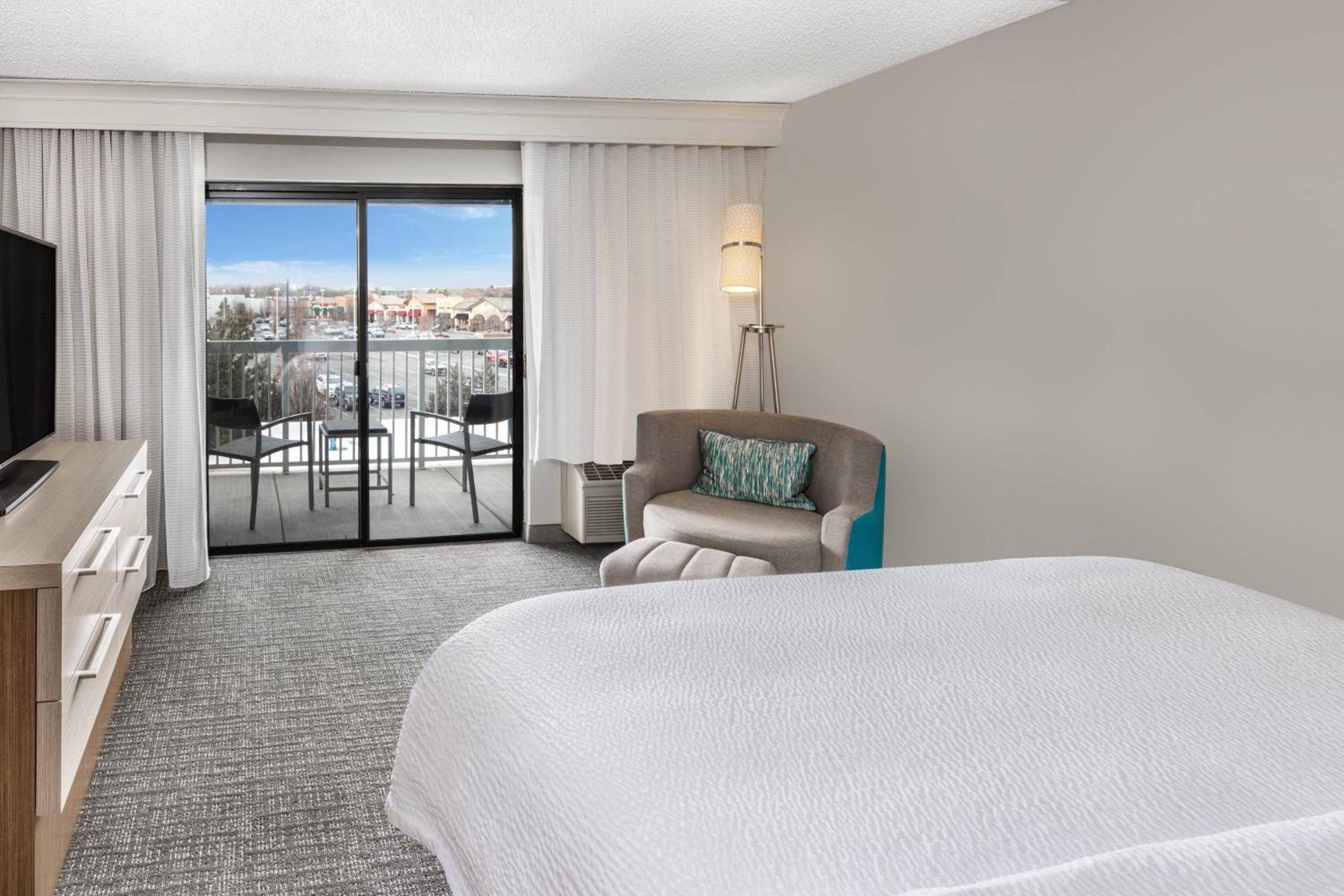 1 Bedroom 2 room Suite, 1 King, Sofa bed - Photo 2