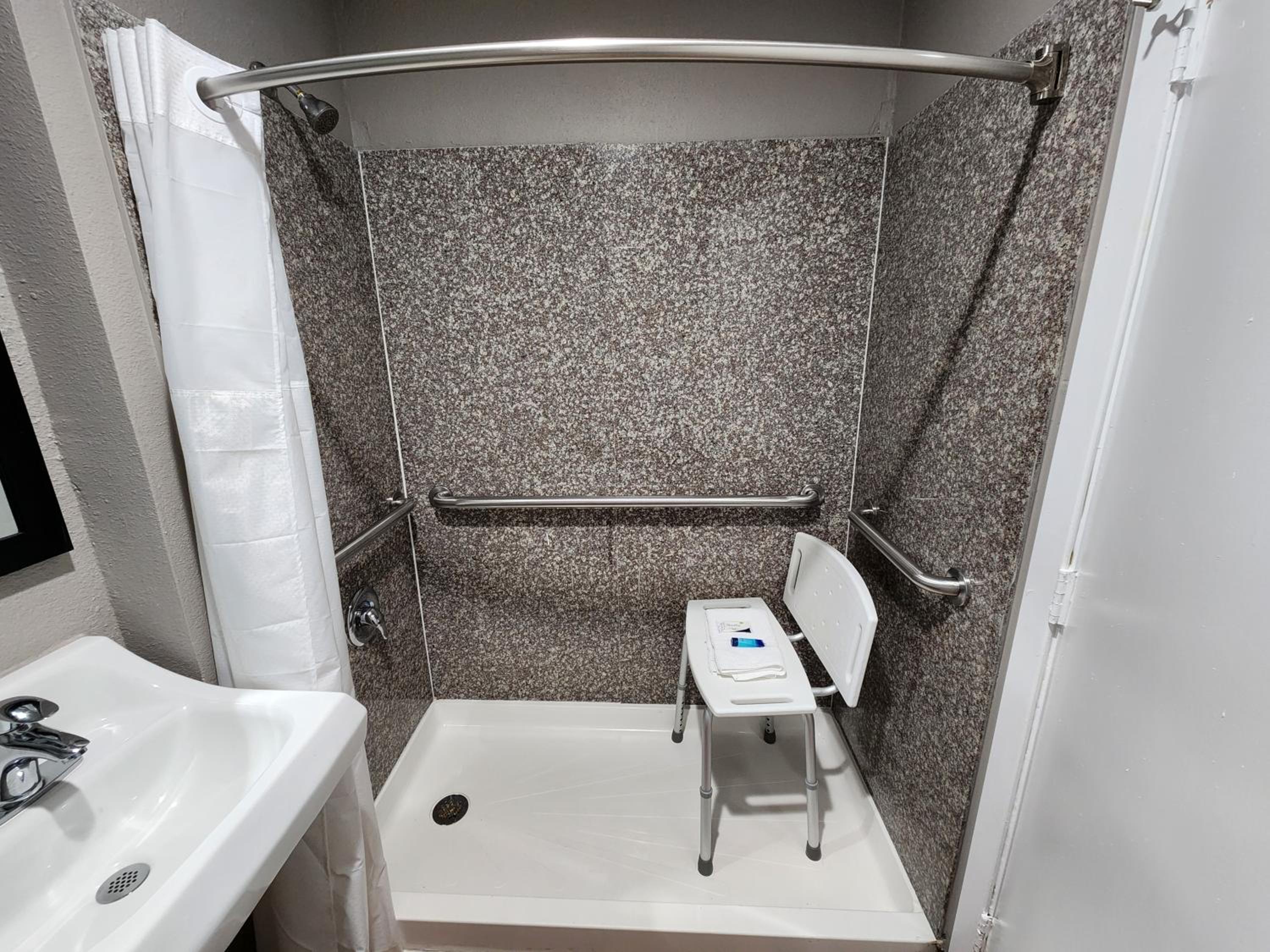 King Room with Roll-In Shower - Disability Access - Photo 4
