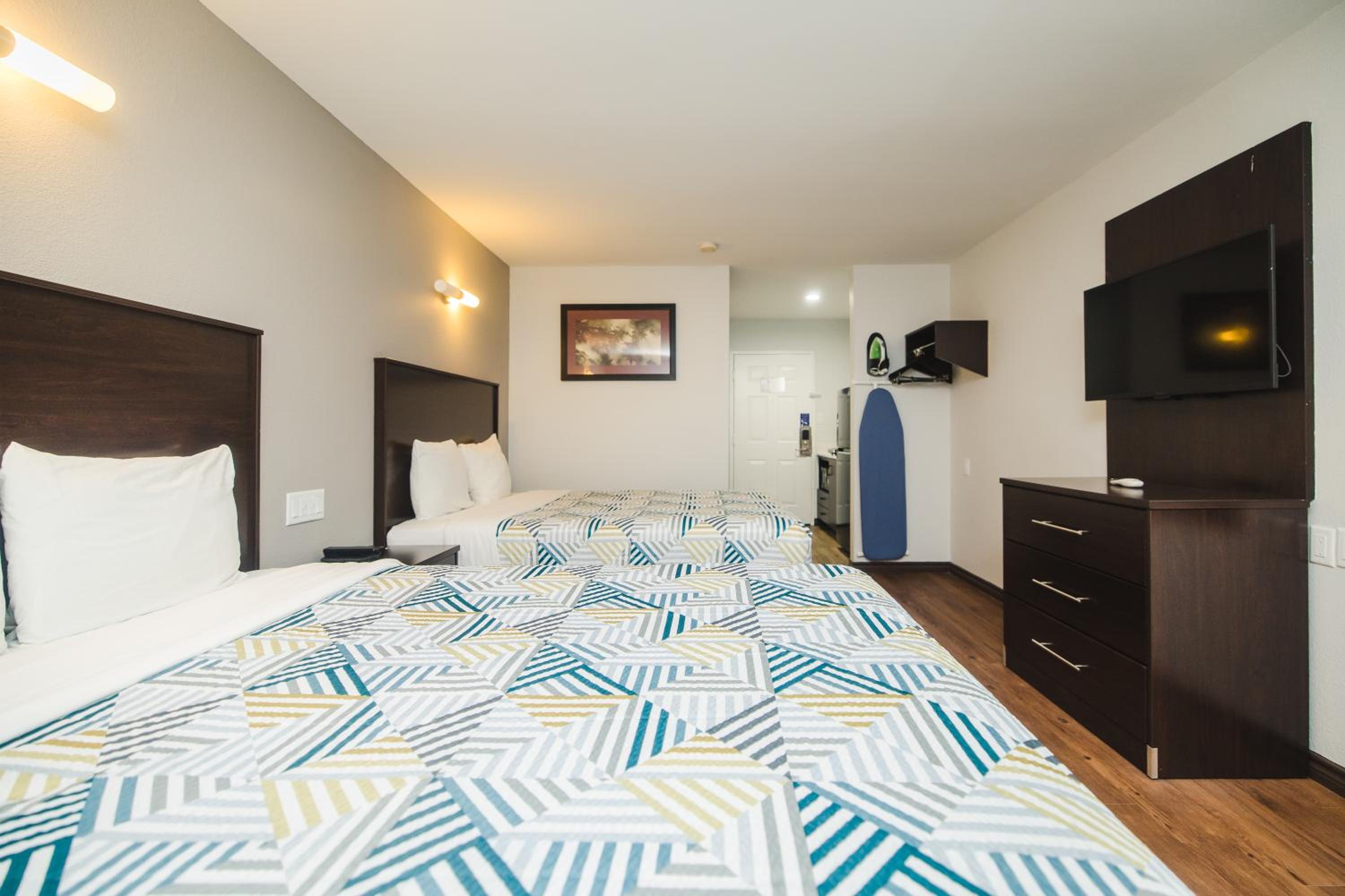 Deluxe Queen Room with Two Queen Beds - Non-Smoking
